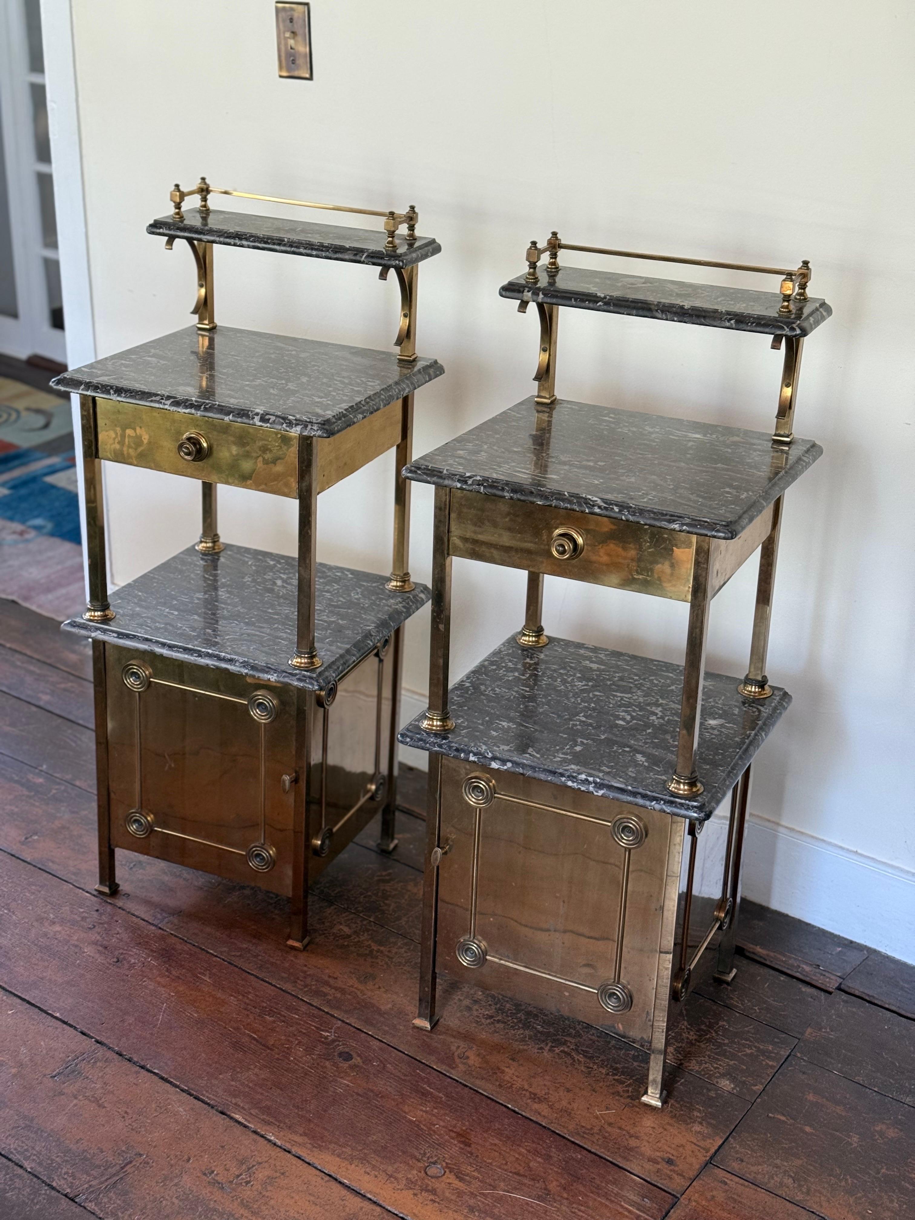 Mouvement esthétique A.C.I.C. Tables d'appoint en laiton et marbre en vente