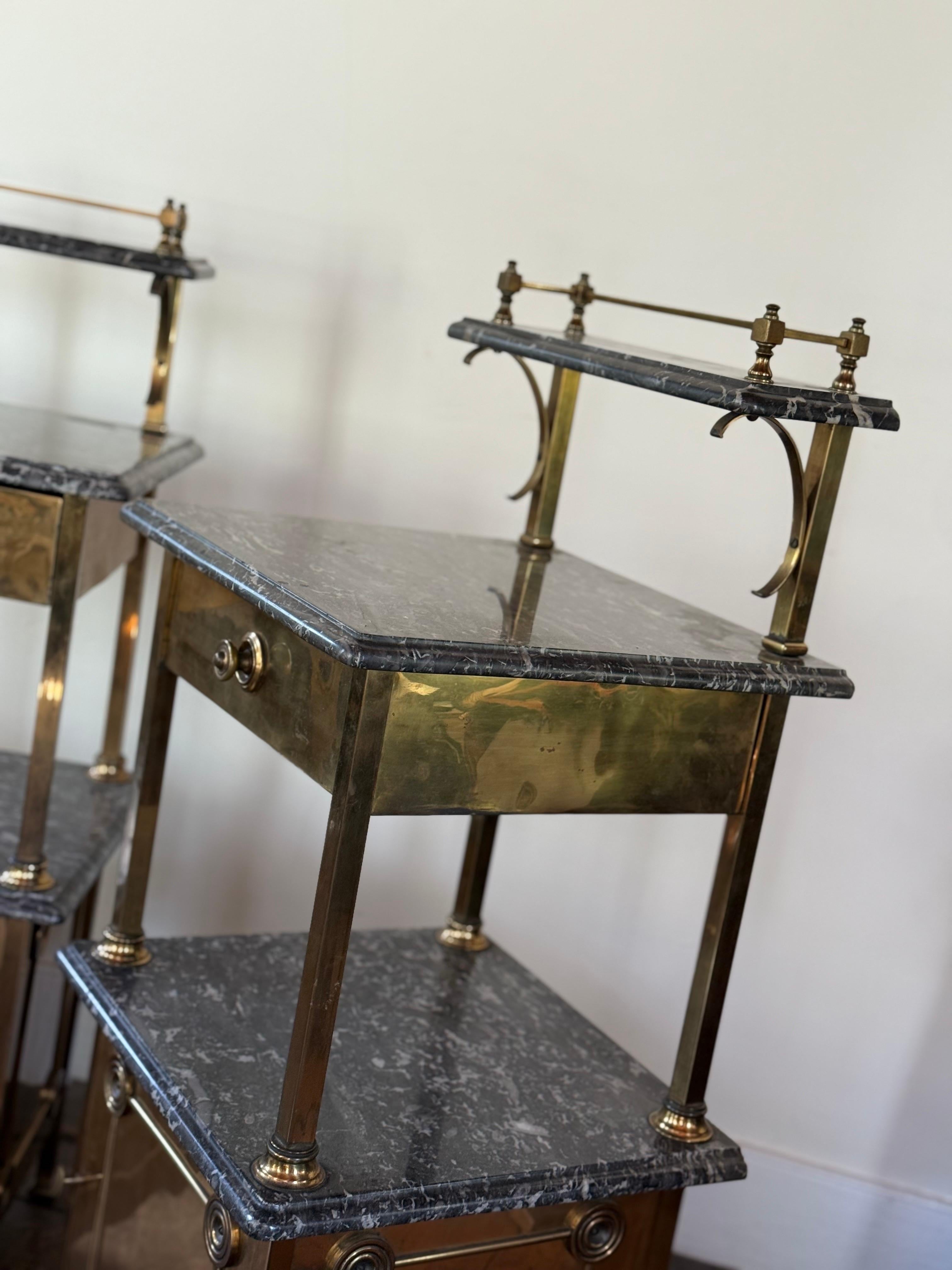 A.C.I.C. Tables d'appoint en laiton et marbre Bon état - En vente à Hudson, NY