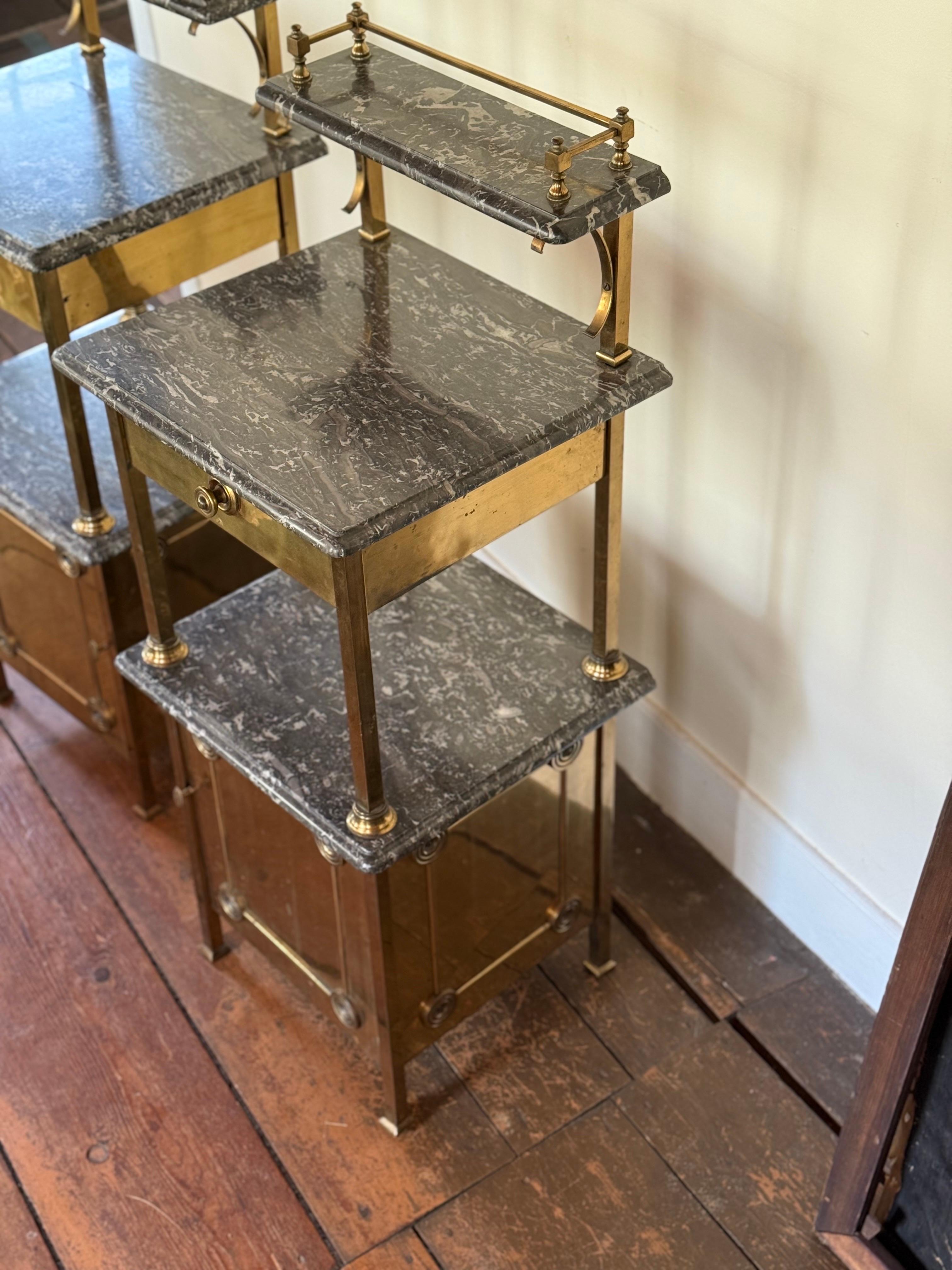 20ième siècle A.C.I.C. Tables d'appoint en laiton et marbre en vente