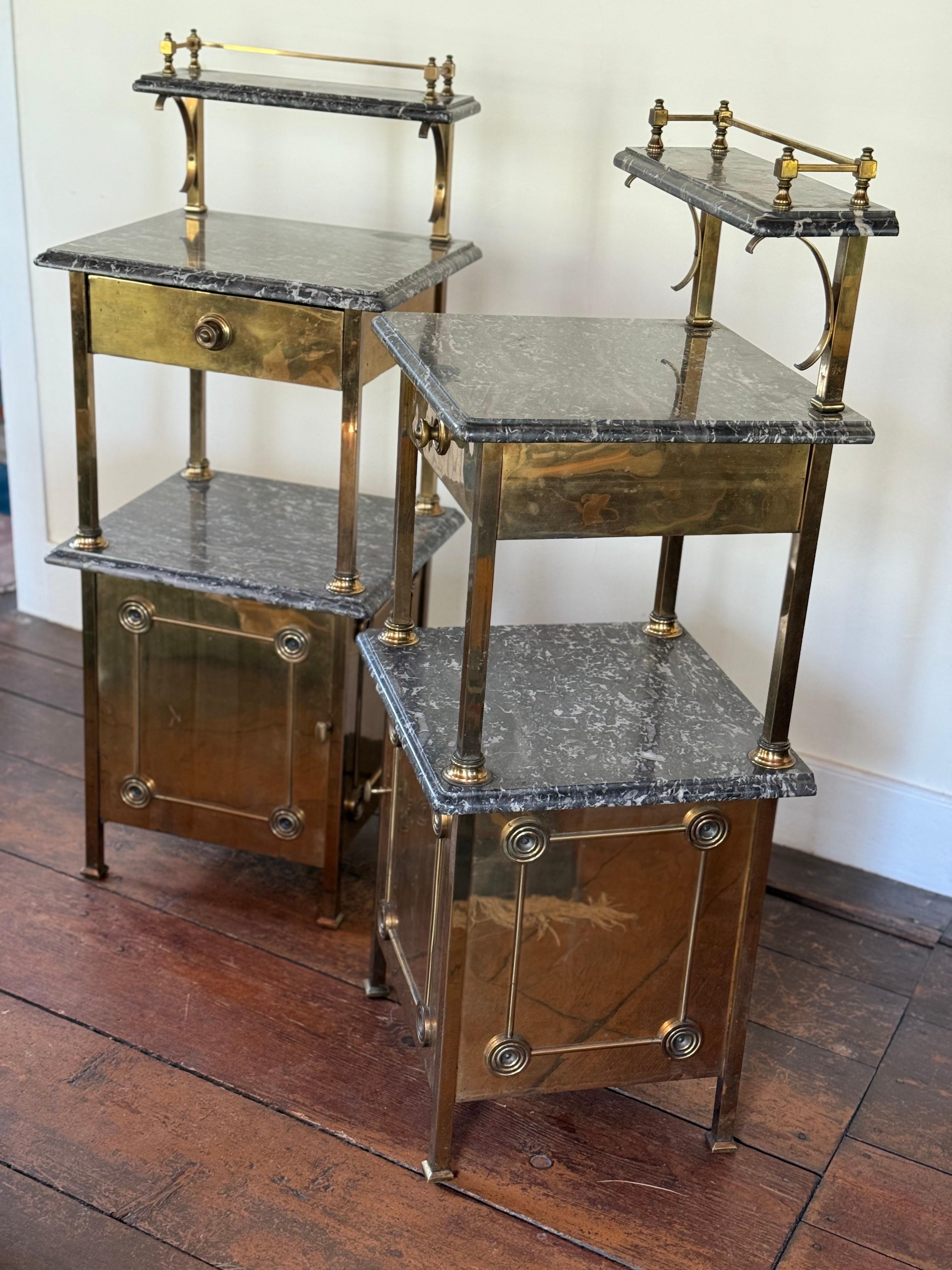Laiton A.C.I.C. Tables d'appoint en laiton et marbre en vente