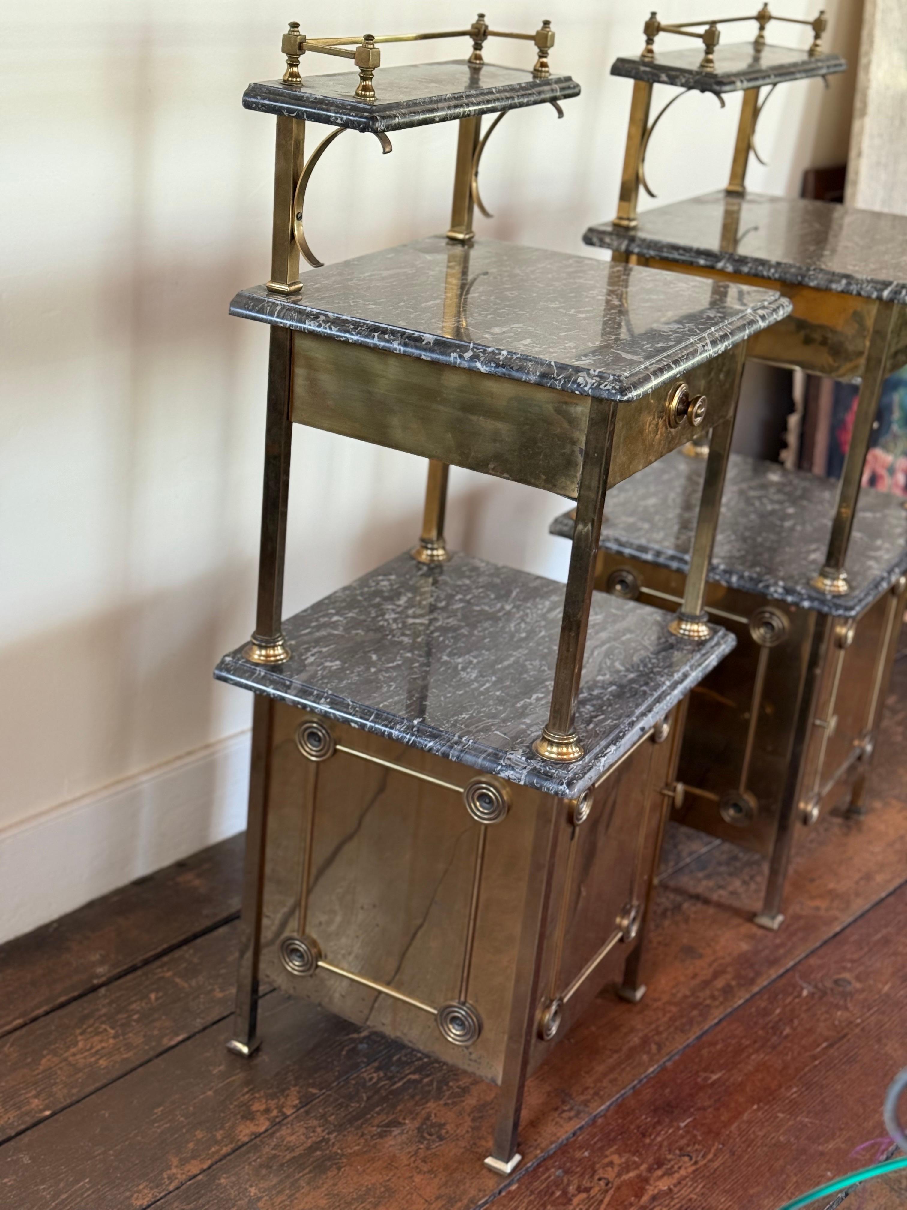 A.C.I.C. Tables d'appoint en laiton et marbre en vente 1