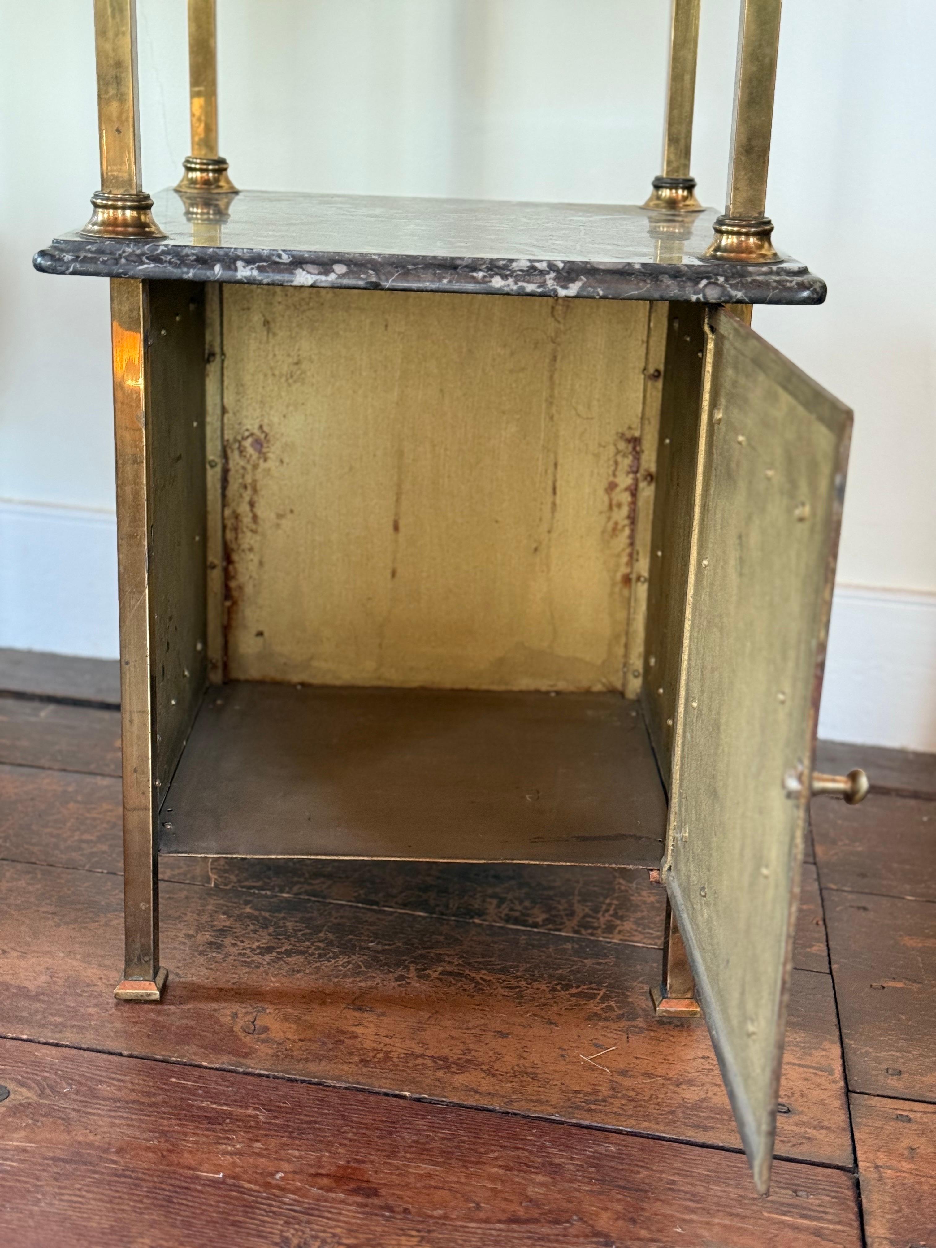 A.C.I.C. Tables d'appoint en laiton et marbre en vente 2