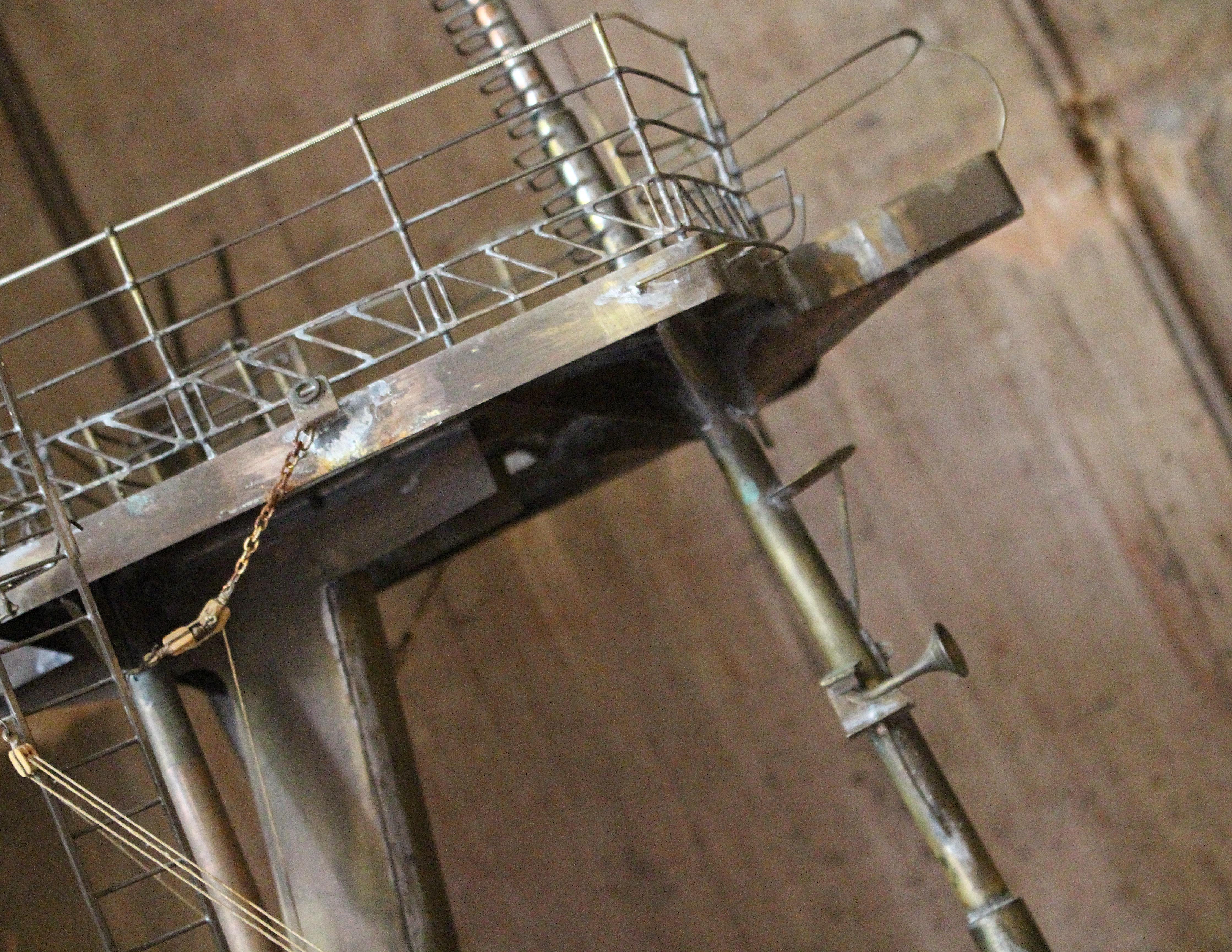 Early 20th C Brass & Copper Desk Model of A Naval Ships Tripod Mast Maritime (Modèle de bureau en laiton et cuivre d'un mât de navire à trépied) en vente 4