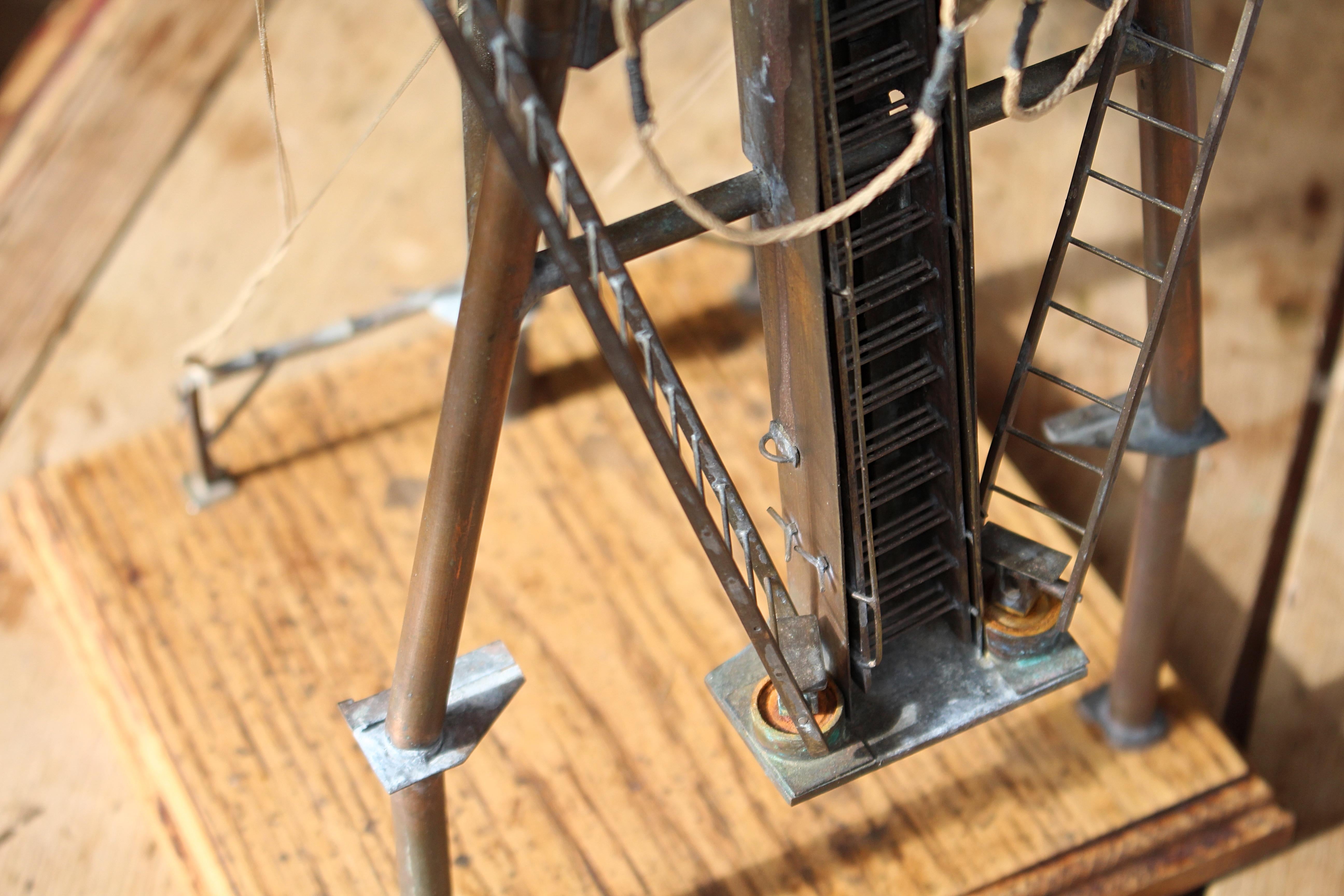 Early 20th C Brass & Copper Desk Model of A Naval Ships Tripod Mast Maritime (Modèle de bureau en laiton et cuivre d'un mât de navire à trépied) en vente 5