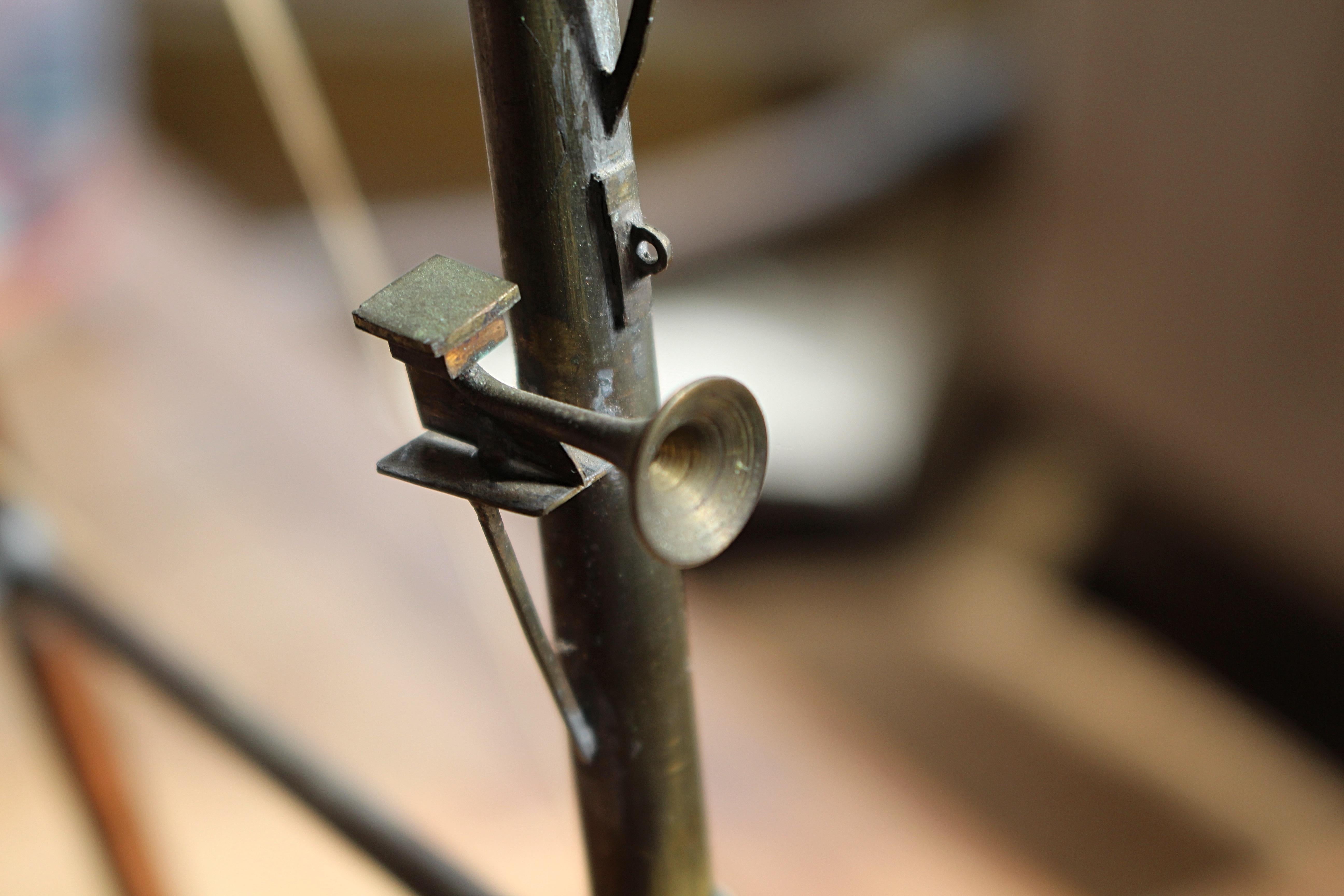 Early 20th C Brass & Copper Desk Model of A Naval Ships Tripod Mast Maritime (Modèle de bureau en laiton et cuivre d'un mât de navire à trépied) en vente 9