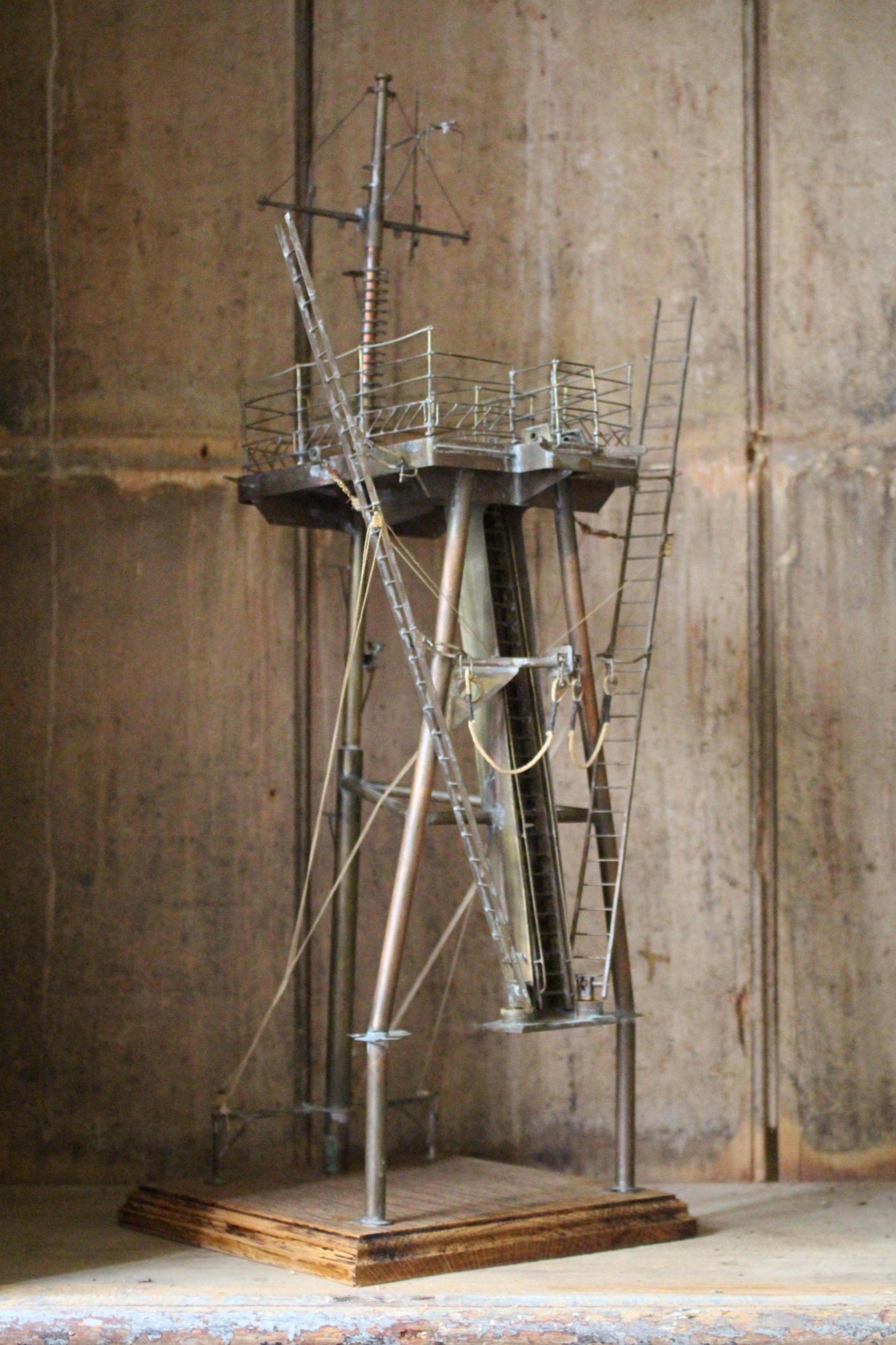 Britannique Early 20th C Brass & Copper Desk Model of A Naval Ships Tripod Mast Maritime (Modèle de bureau en laiton et cuivre d'un mât de navire à trépied) en vente