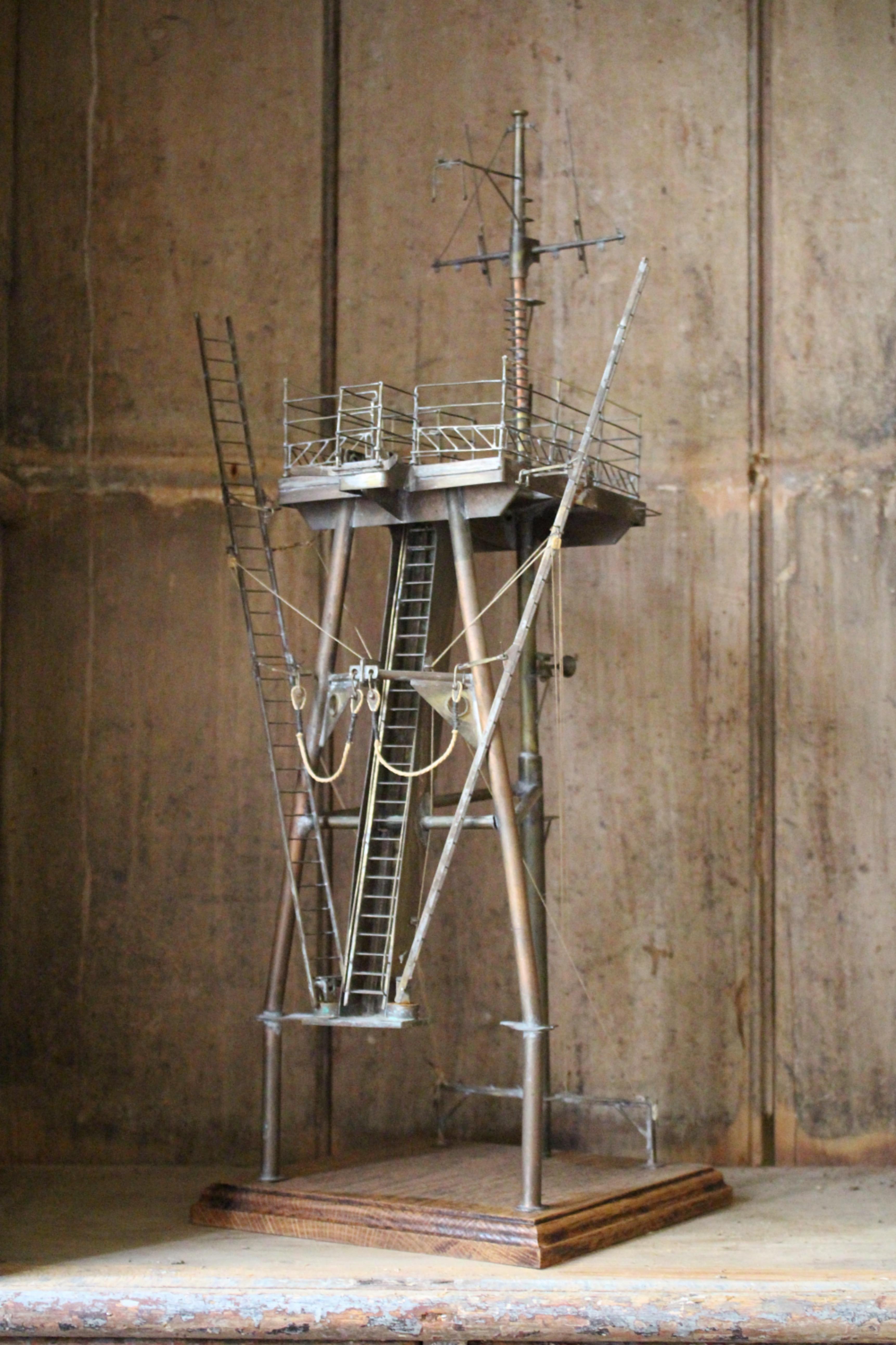 Early 20th C Brass & Copper Desk Model of A Naval Ships Tripod Mast Maritime (Modèle de bureau en laiton et cuivre d'un mât de navire à trépied) Bon état - En vente à Lowestoft, GB