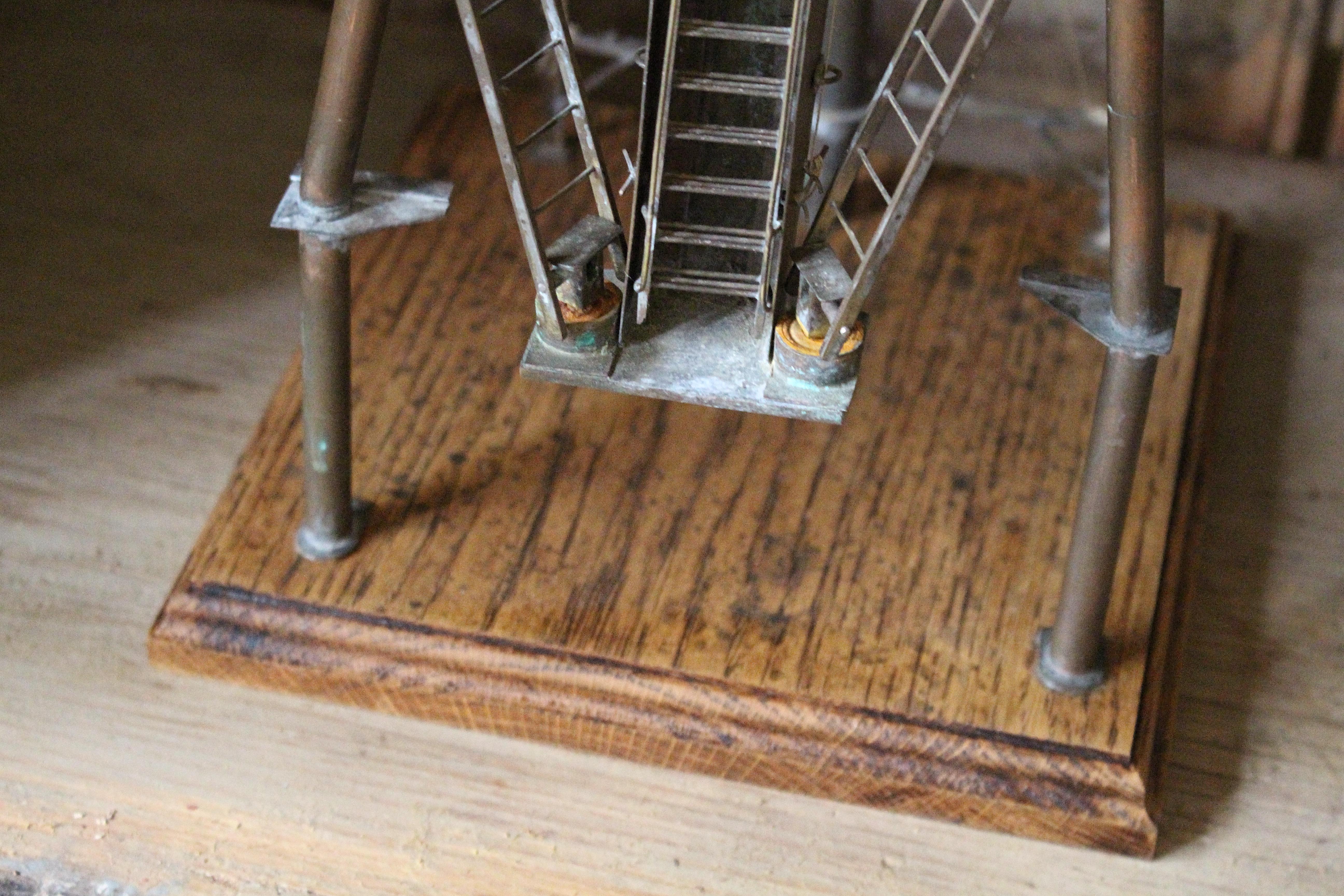 20ième siècle Early 20th C Brass & Copper Desk Model of A Naval Ships Tripod Mast Maritime (Modèle de bureau en laiton et cuivre d'un mât de navire à trépied) en vente