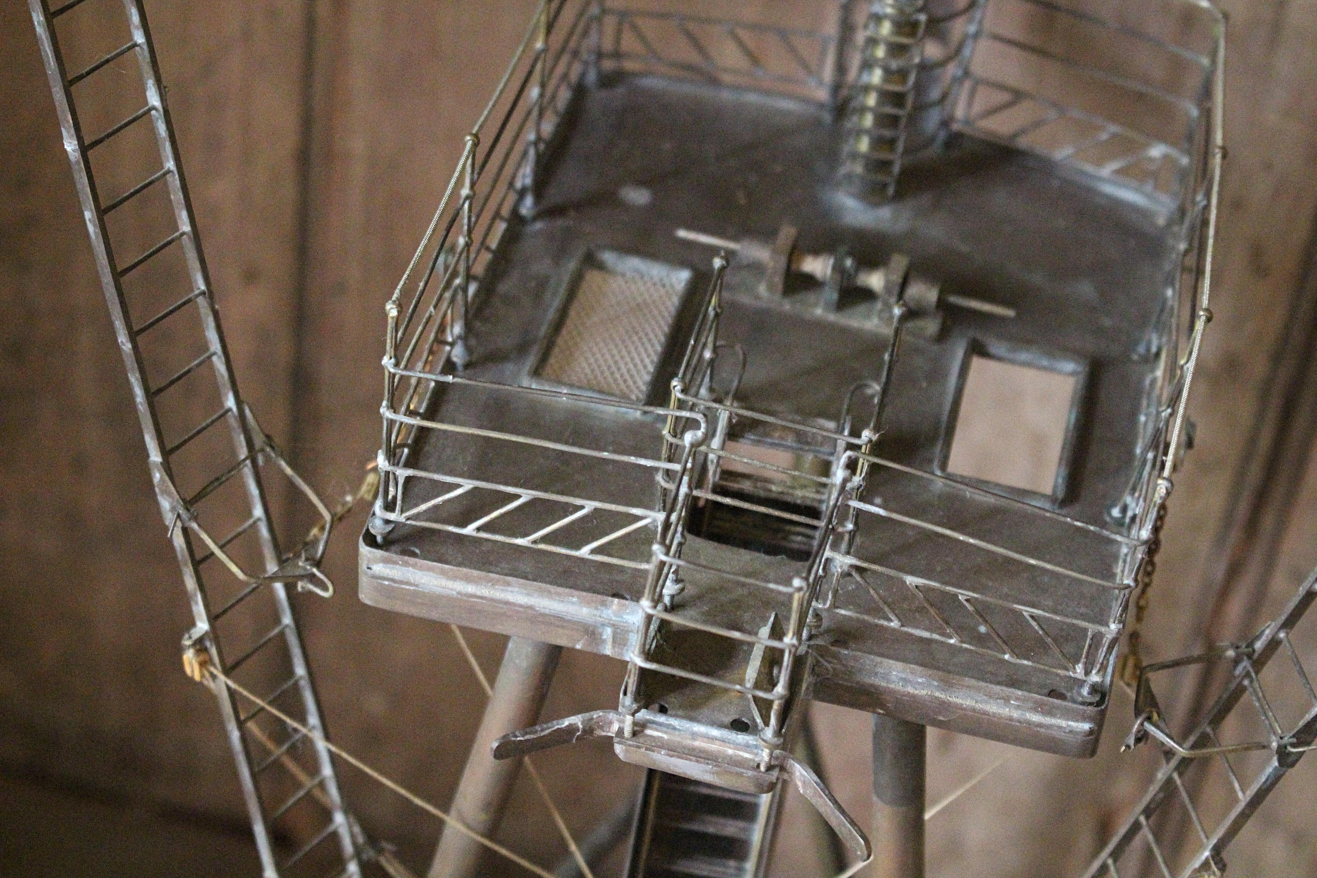 Early 20th C Brass & Copper Desk Model of A Naval Ships Tripod Mast Maritime (Modèle de bureau en laiton et cuivre d'un mât de navire à trépied) en vente 2