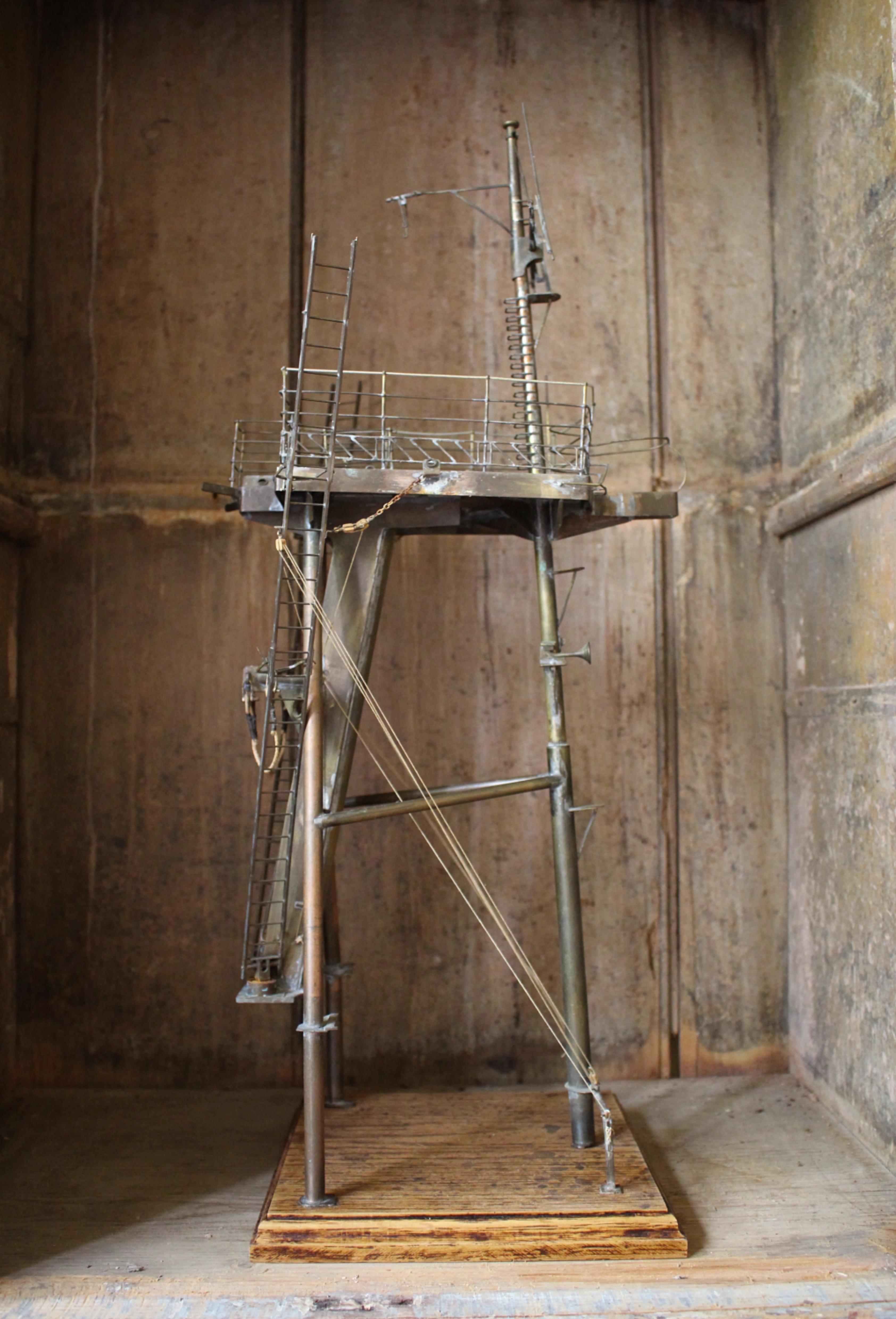 Early 20th C Brass & Copper Desk Model of A Naval Ships Tripod Mast Maritime (Modèle de bureau en laiton et cuivre d'un mât de navire à trépied) en vente 3