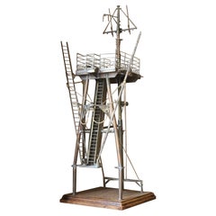 Early 20th C Brass & Copper Desk Model of A Naval Ships Tripod Mast Maritime (Modèle de bureau en laiton et cuivre d'un mât de navire à trépied)