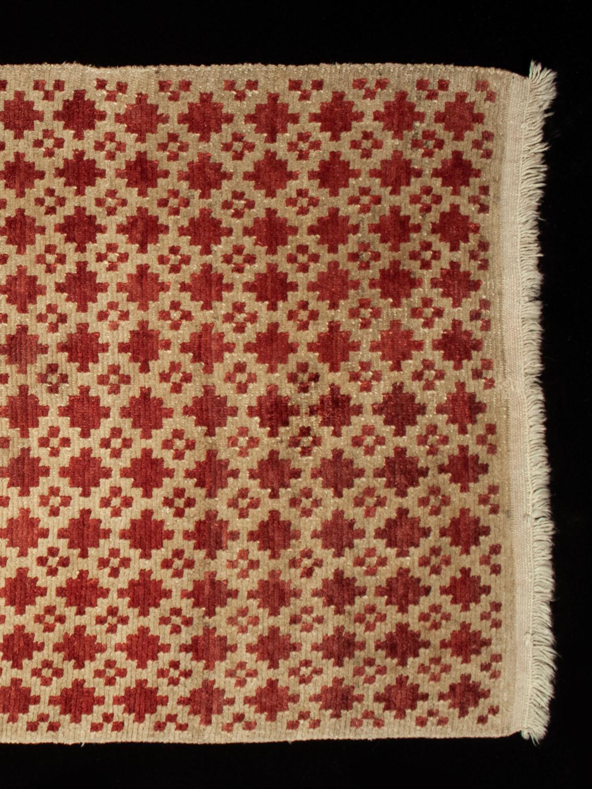 Alfombra ceremonial de polígonos escalonados y cruces, ladrillo/crema, Tíbet, principios del siglo XX Tribal en venta