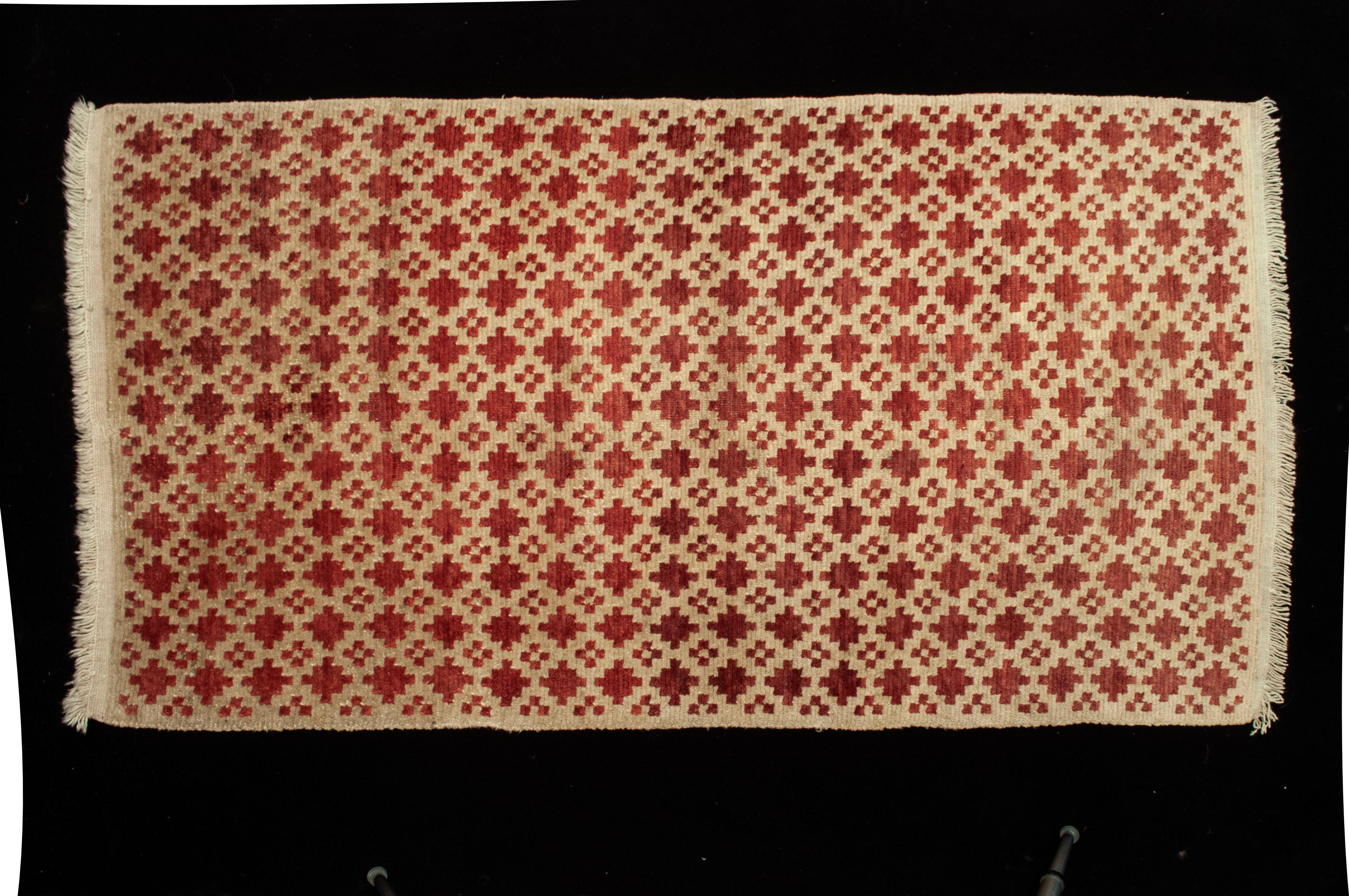 Alfombra ceremonial de polígonos escalonados y cruces, ladrillo/crema, Tíbet, principios del siglo XX Madera en venta