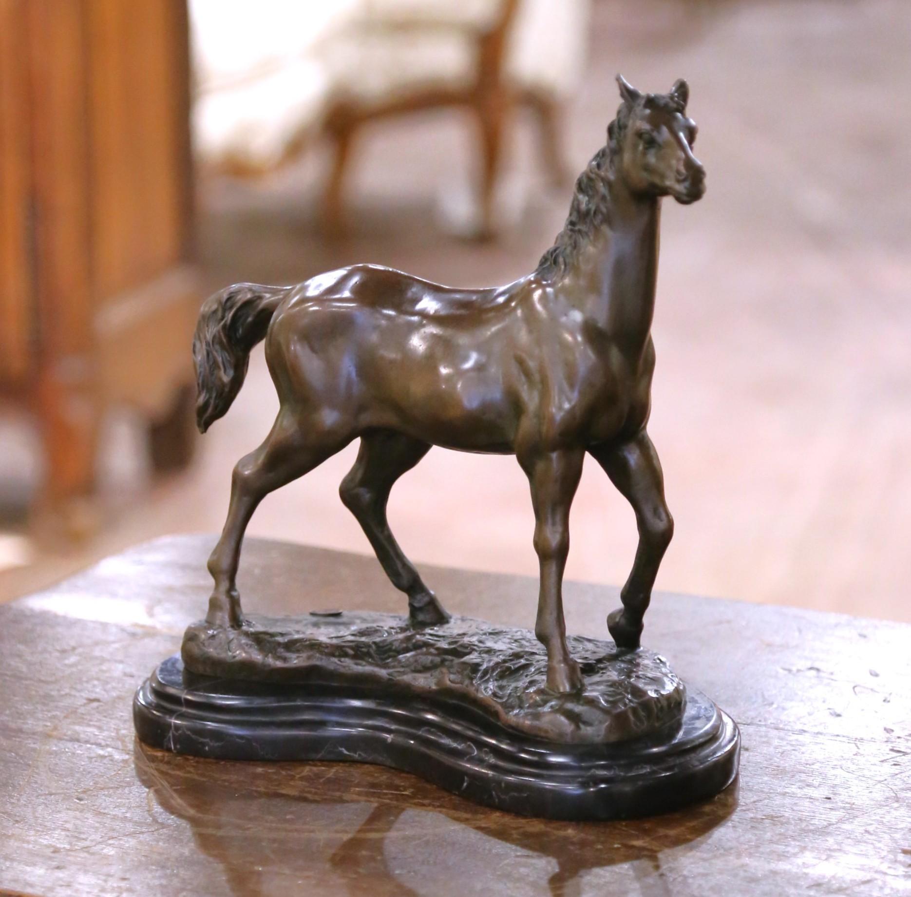 Questa elegante scultura in bronzo antico di un cavallo in piedi è stata fusa in Francia all'inizio del XX secolo ed è firmata 
