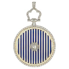 Pendentif de montre Cartier du début du 20e siècle en émail bleu et blanc et diamants roses
