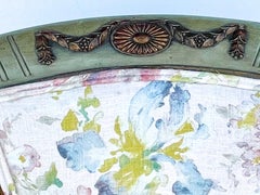 Pareja de sillas francesas de estilo Directoire de principios del siglo XX talladas y pintadas en lino