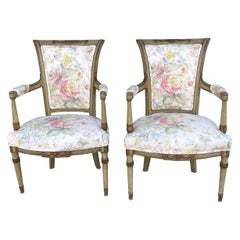 Pareja de sillas francesas de estilo Directoire de principios del siglo XX talladas y pintadas en lino