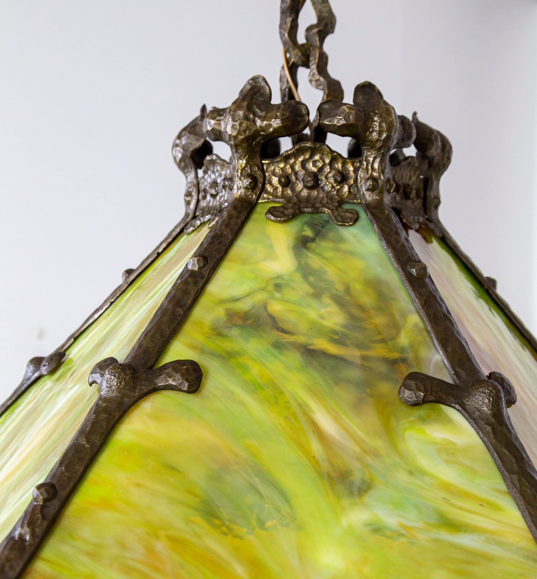 Lámpara colgante con paneles hexagonales de bronce fundido y vidrio de escoria ámbar verde de principios del siglo XX en venta 6