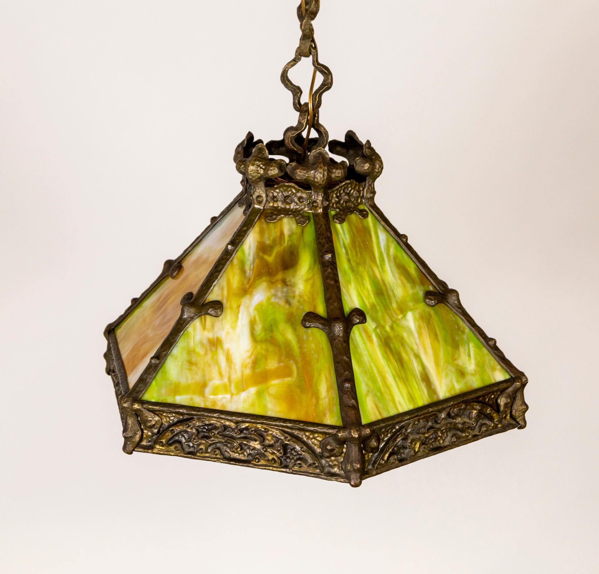 Lámpara colgante con paneles hexagonales de bronce fundido y vidrio de escoria ámbar verde de principios del siglo XX Estadounidense en venta