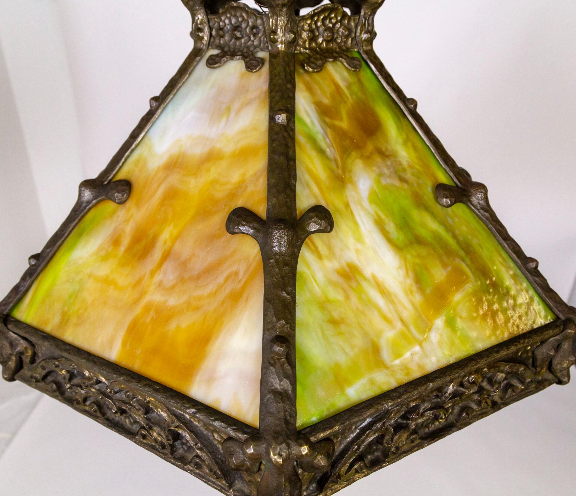 Lámpara colgante con paneles hexagonales de bronce fundido y vidrio de escoria ámbar verde de principios del siglo XX Martillado en venta