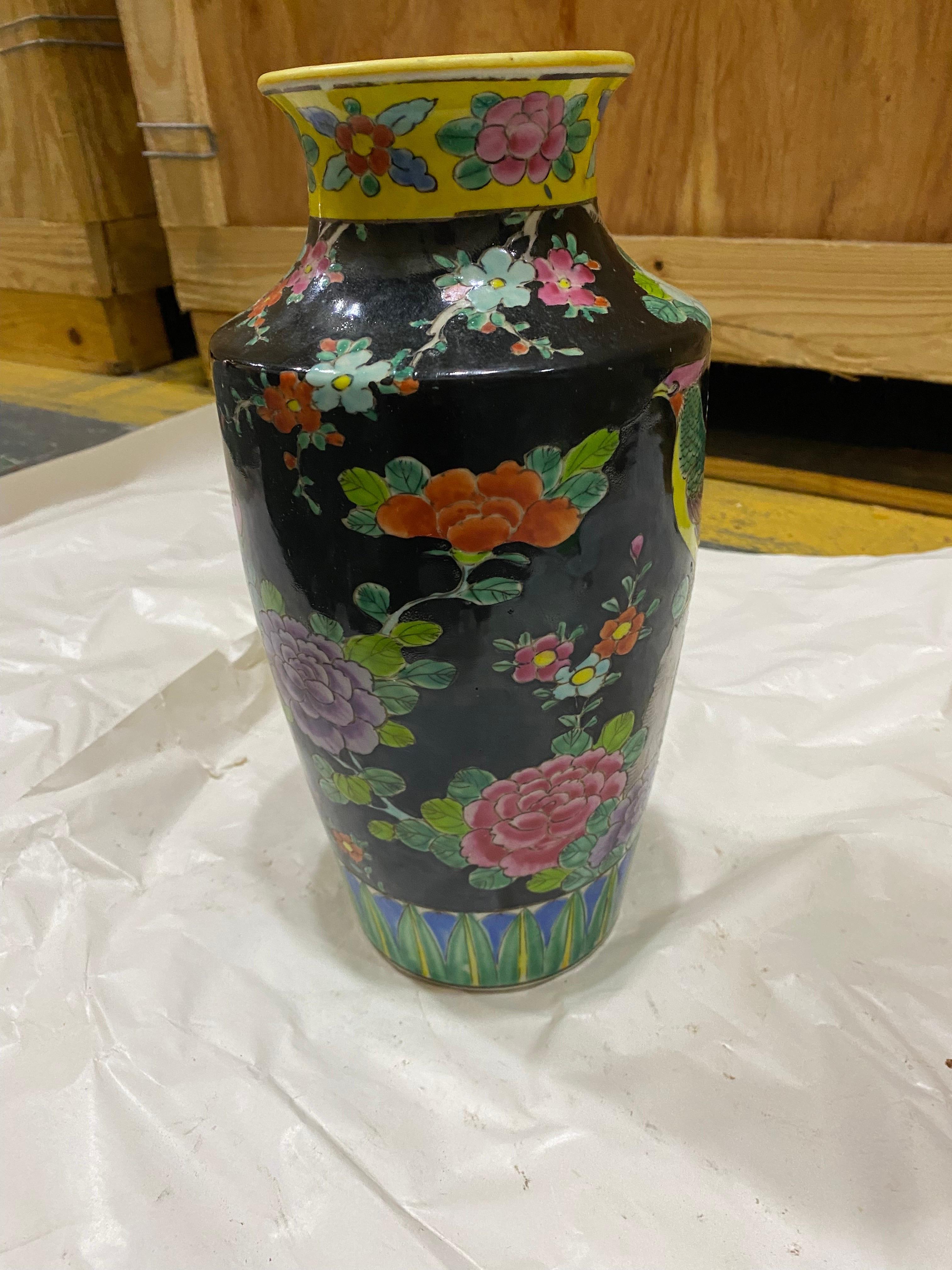 Vase chinois du début du 20e siècle, noir avec coq émaillé multicolore.
Ce joli vase a été peint pour ressembler à une œuvre cloisonnée. Sur un fond noir, le coq bien-aimé perché sur une branche de chrysanthèmes est peint dans des couleurs vives