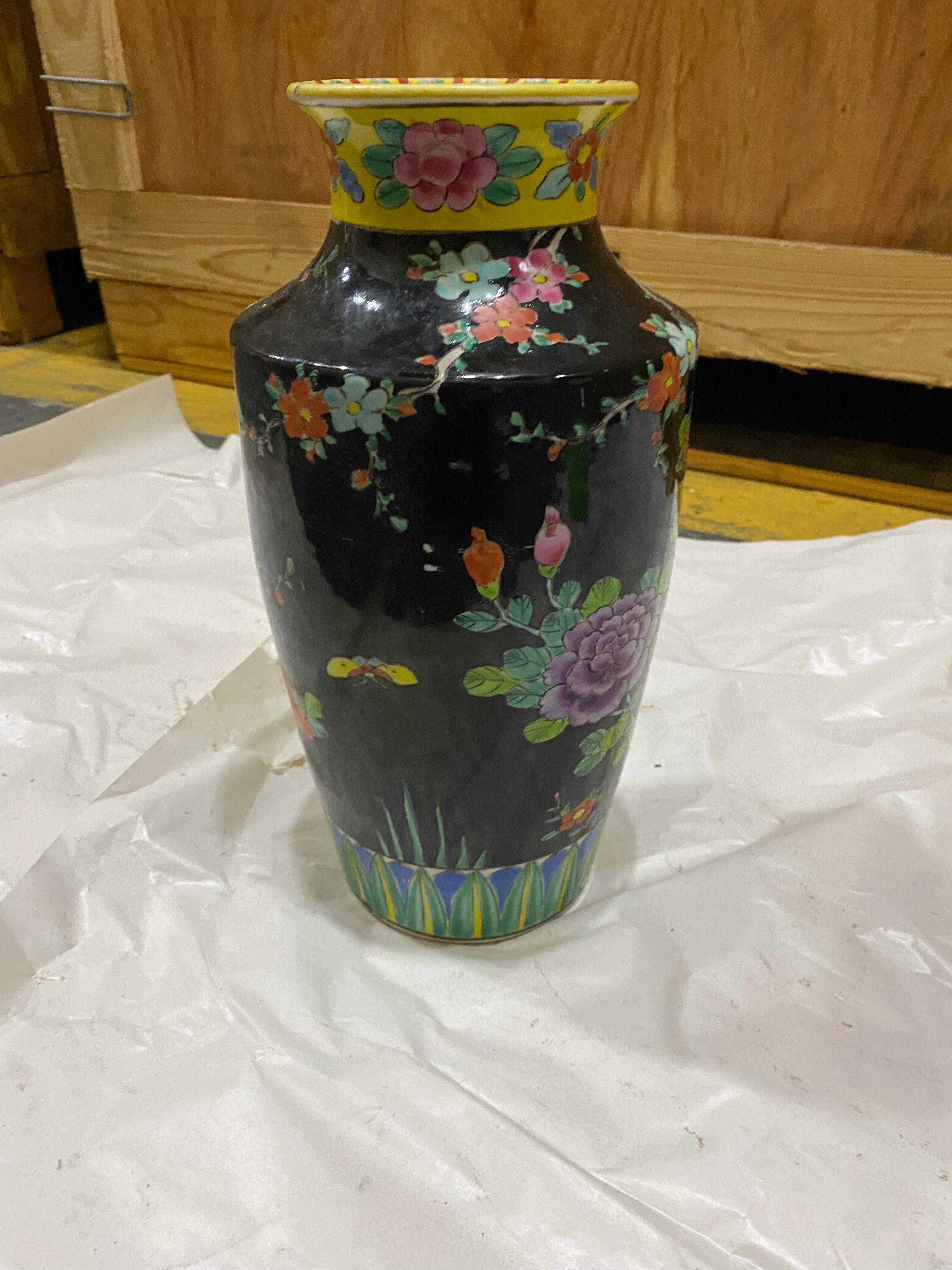 Chinois Vase chinois du début du 20e siècle, noir avec coq émaillé multicolore