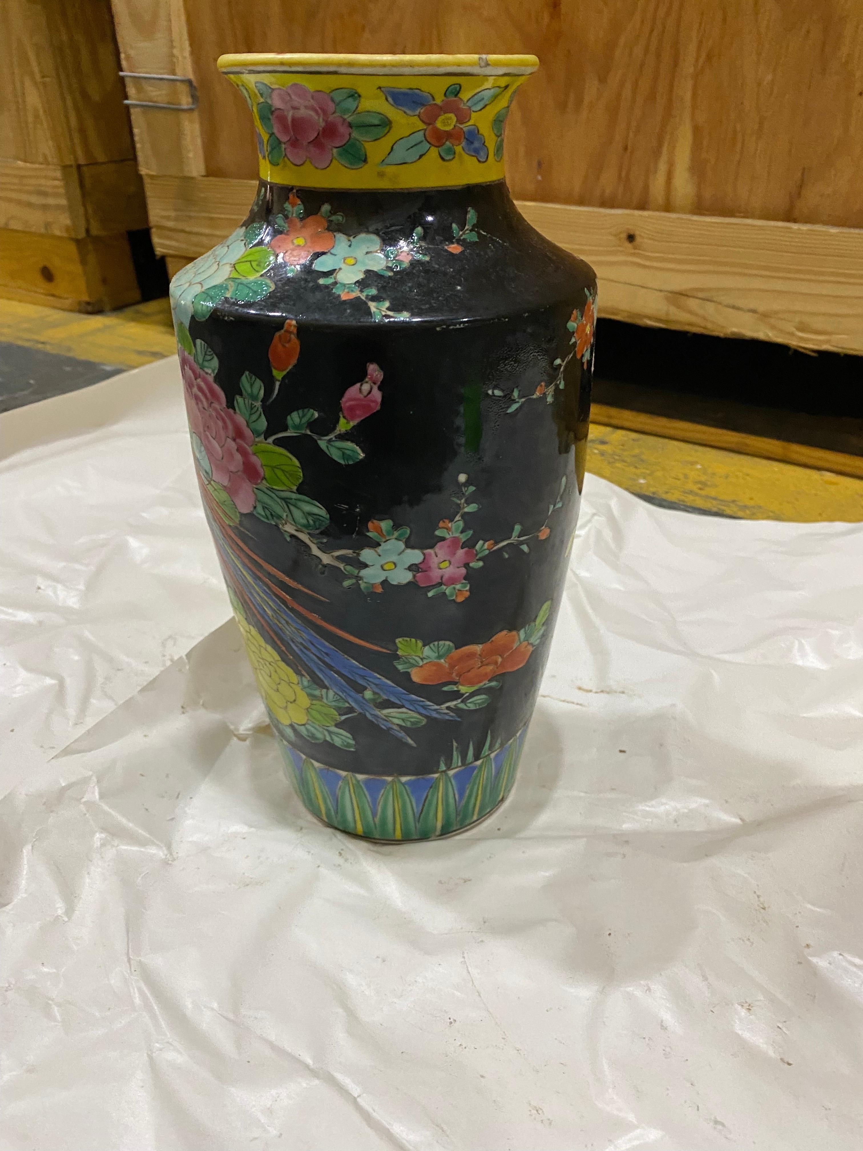 Vase chinois du début du 20e siècle, noir avec coq émaillé multicolore Bon état à Southampton, NY