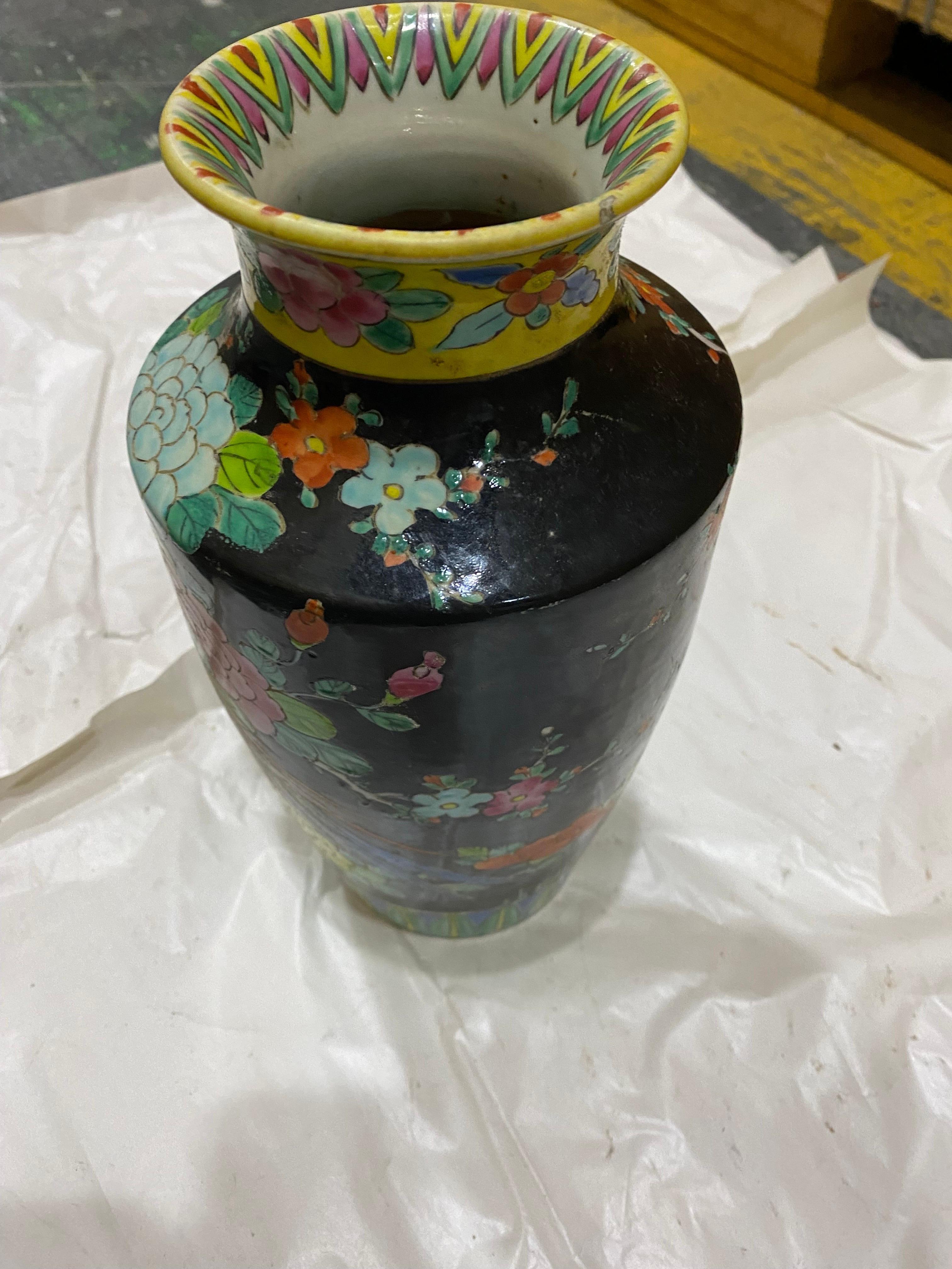 Vase chinois du début du 20e siècle, noir avec coq émaillé multicolore 3