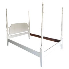 Marco de cama con dosel de caoba esmaltada estilo Chippendale de principios del siglo XX