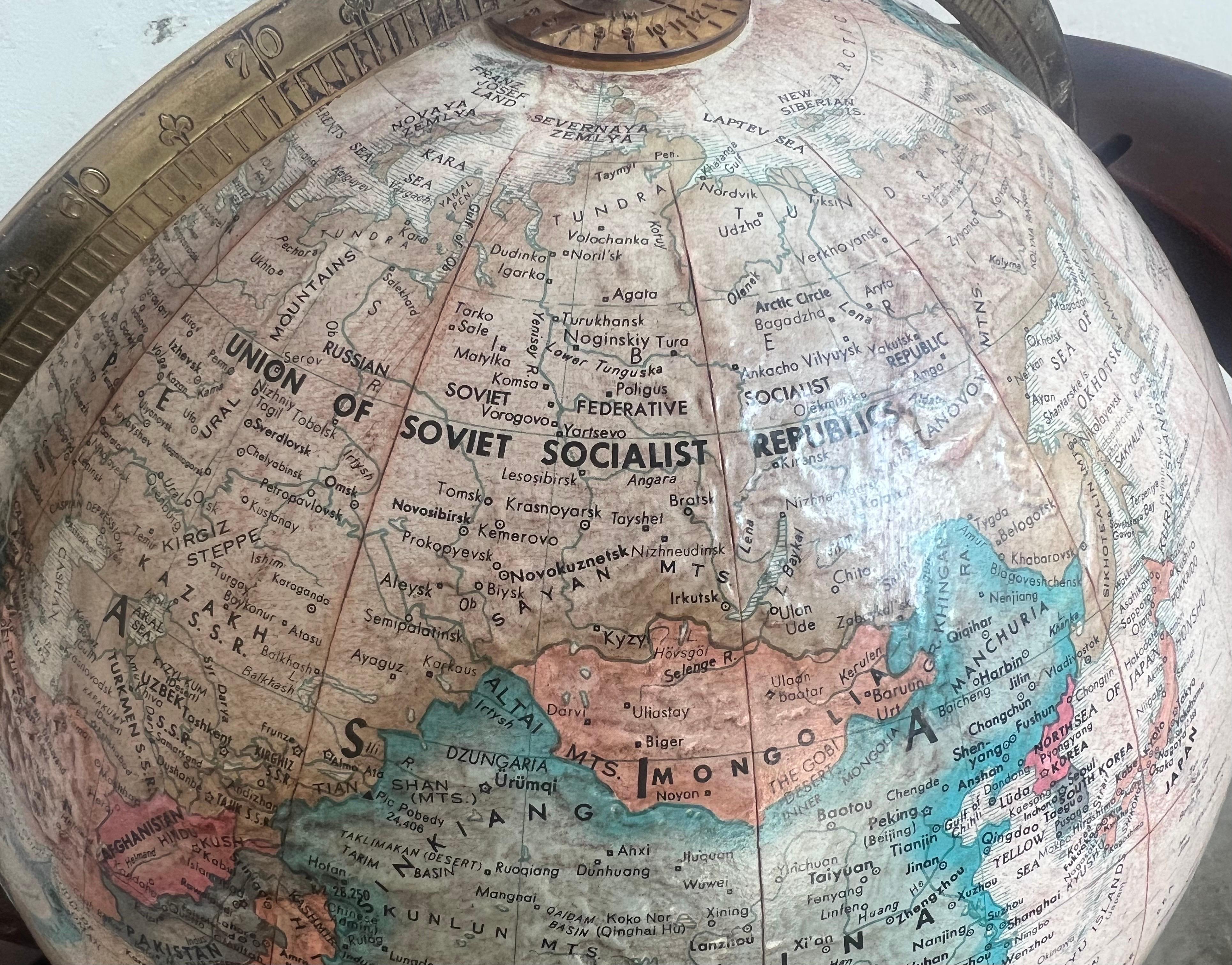 Milieu du XXe siècle A.I.C. Classic Style Globe en vente