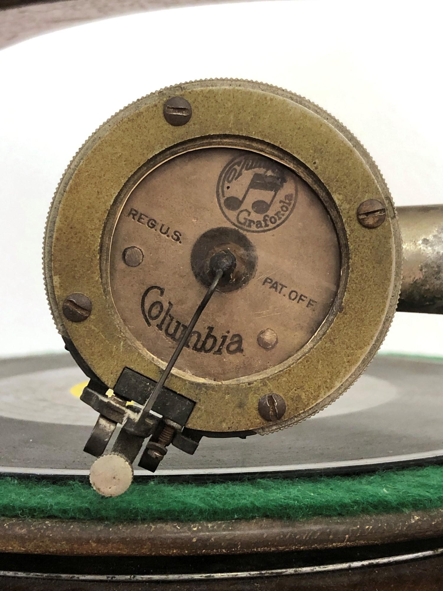 Early 20th C. Columbia Graphophone w/ 5 Records & Horn In Good Condition In New York, NY