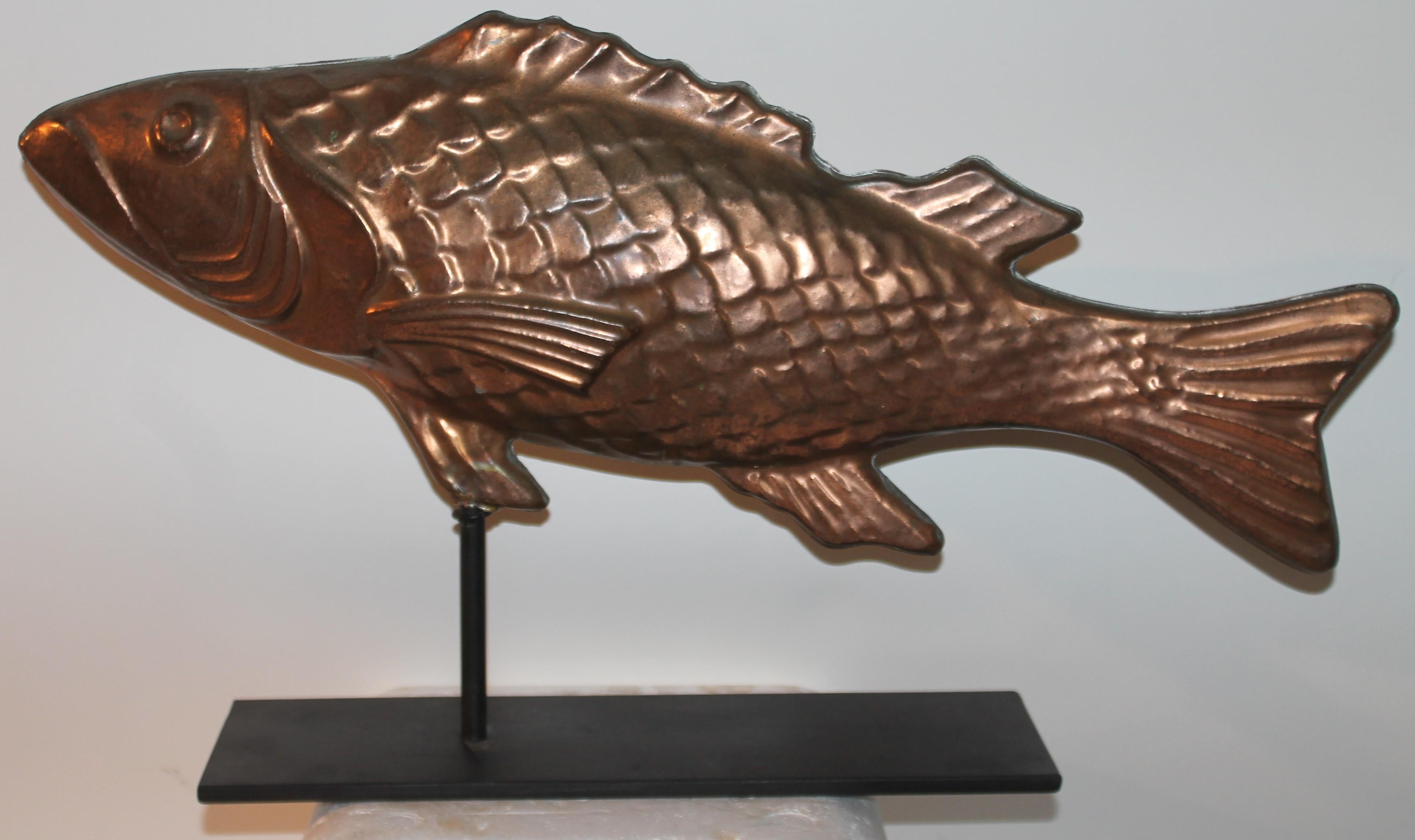 A.I.C., girouette à poisson en cuivre, de forme carrée, du début du 20e siècle. Monture en fer fabriquée sur mesure. Très bon état et belle patine cuivrée.