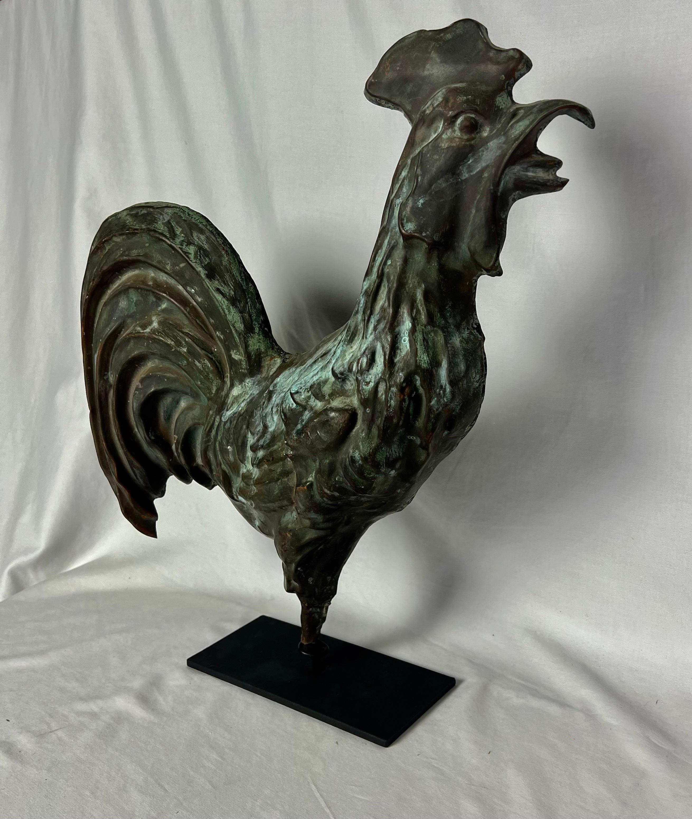 Kupferhahn aus dem frühen 20. Jahrhundert, der ursprünglich zu einer funktionierenden Wetterfahne gehörte.  Der Hahn wurde auf einen Eisensockel montiert und ist ein perfekter Akzent für Ihr Zuhause.