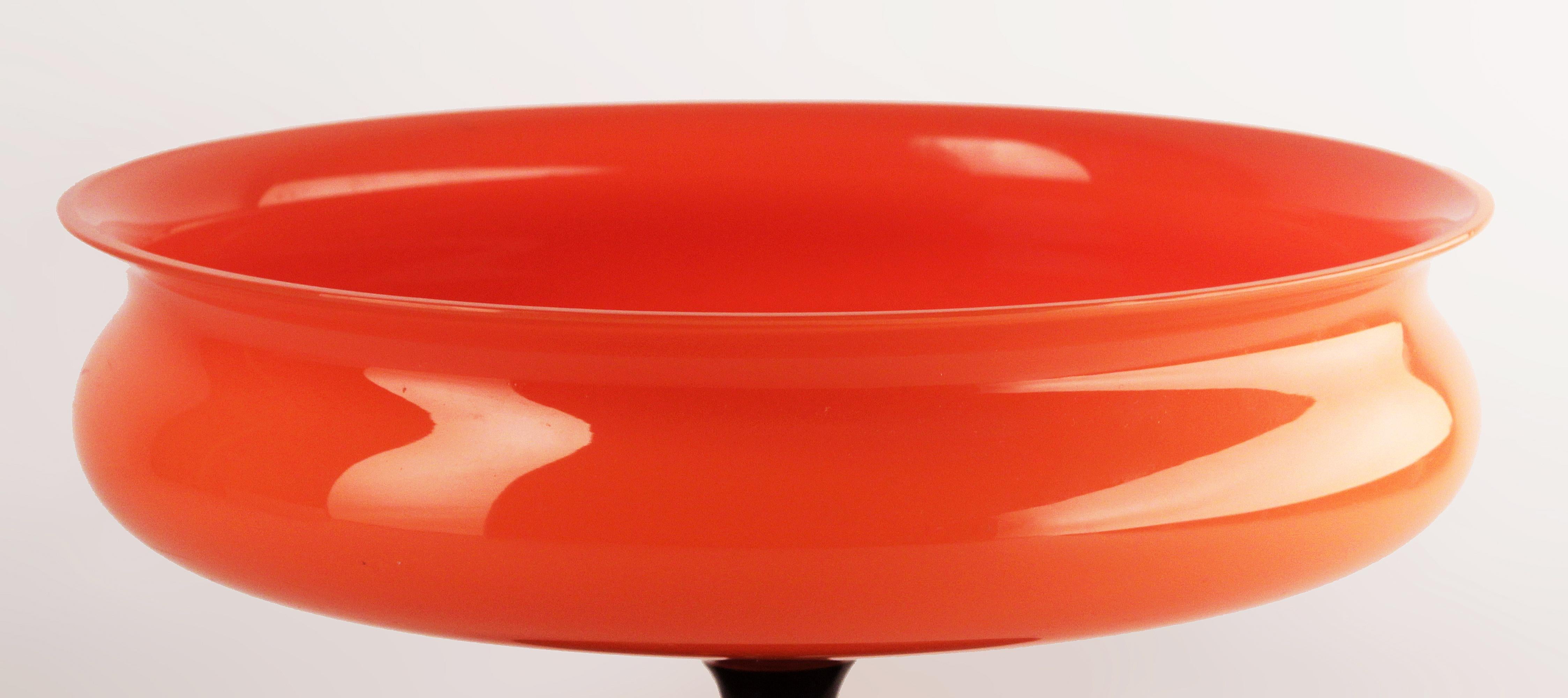 Jugendstil A.I.C., primi anni del XX secolo.  Ciotola rossa con piede/contenitore in vetro artistico smaltato Tango Powolny-Like in vendita
