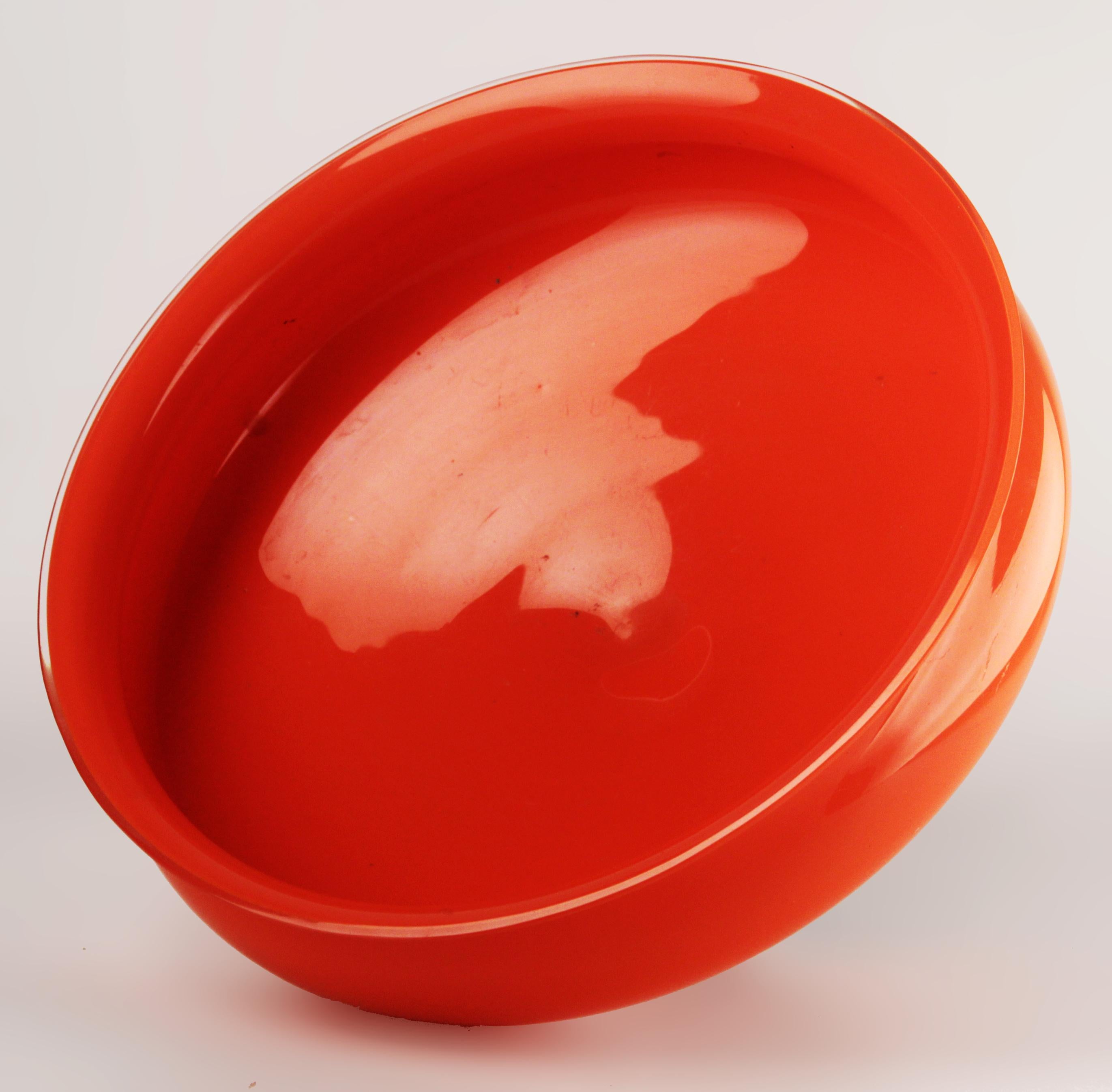Anfang 20. Jh. Tschechisch  Schale mit Fuß aus glasiertem Kunstglas, Tango Powolny-ähnlich rot, Schale mit Glasur (Gegossen) im Angebot
