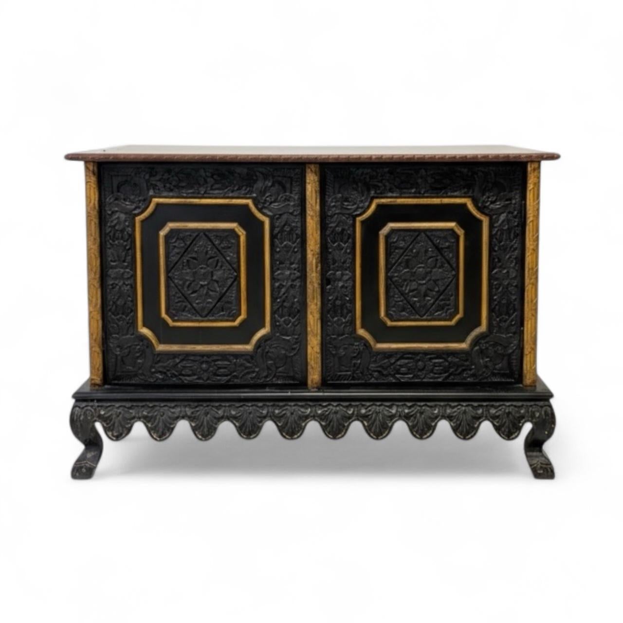 Anfang 20. Englisch geschnitztes Teakholz Anglo-Indische Schränke oder Beistelltische - Paar im Zustand „Gut“ im Angebot in Kennesaw, GA