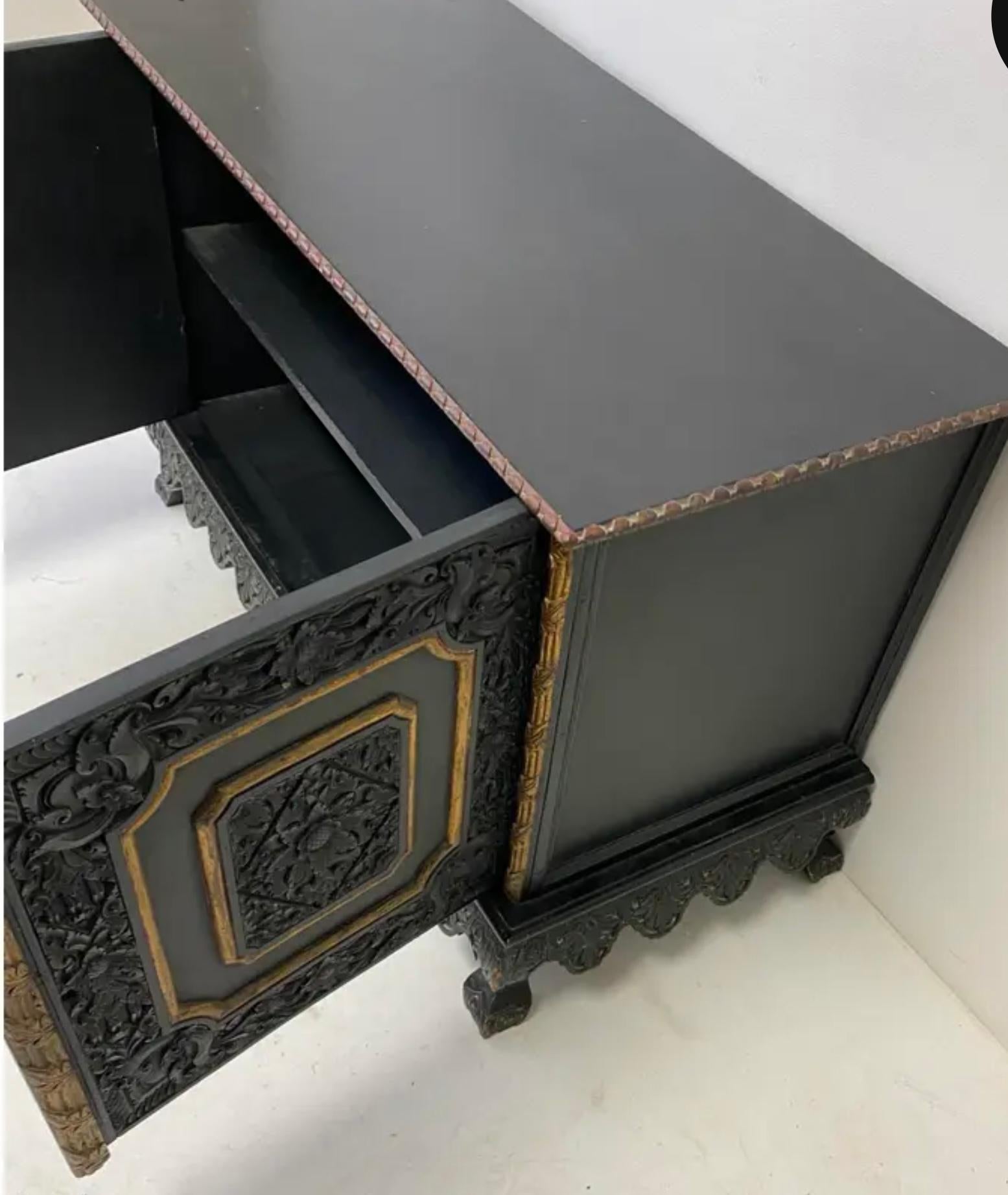 Anfang 20. Englisch geschnitztes Teakholz Anglo-Indische Schränke oder Beistelltische - Paar im Angebot 3