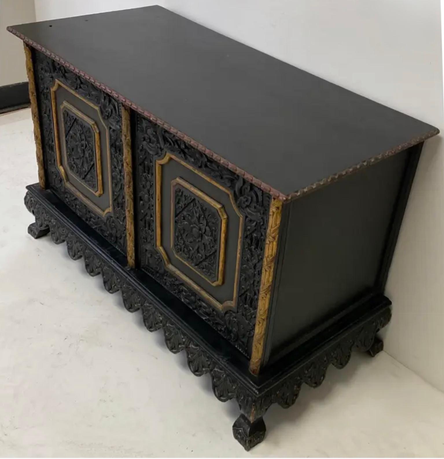 Anfang 20. Englisch geschnitztes Teakholz Anglo-Indische Schränke oder Beistelltische - Paar im Angebot 4