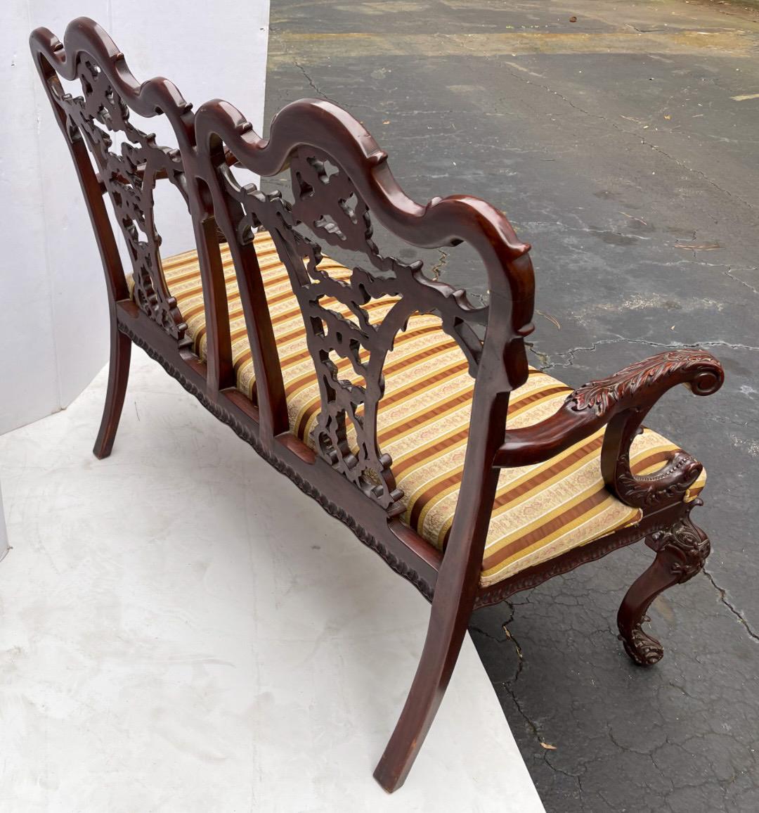Early 20th-C. English Chinese Chippendale Style Carved Mahogany Settee / Bench  In Good Condition For Sale In Kennesaw, GA