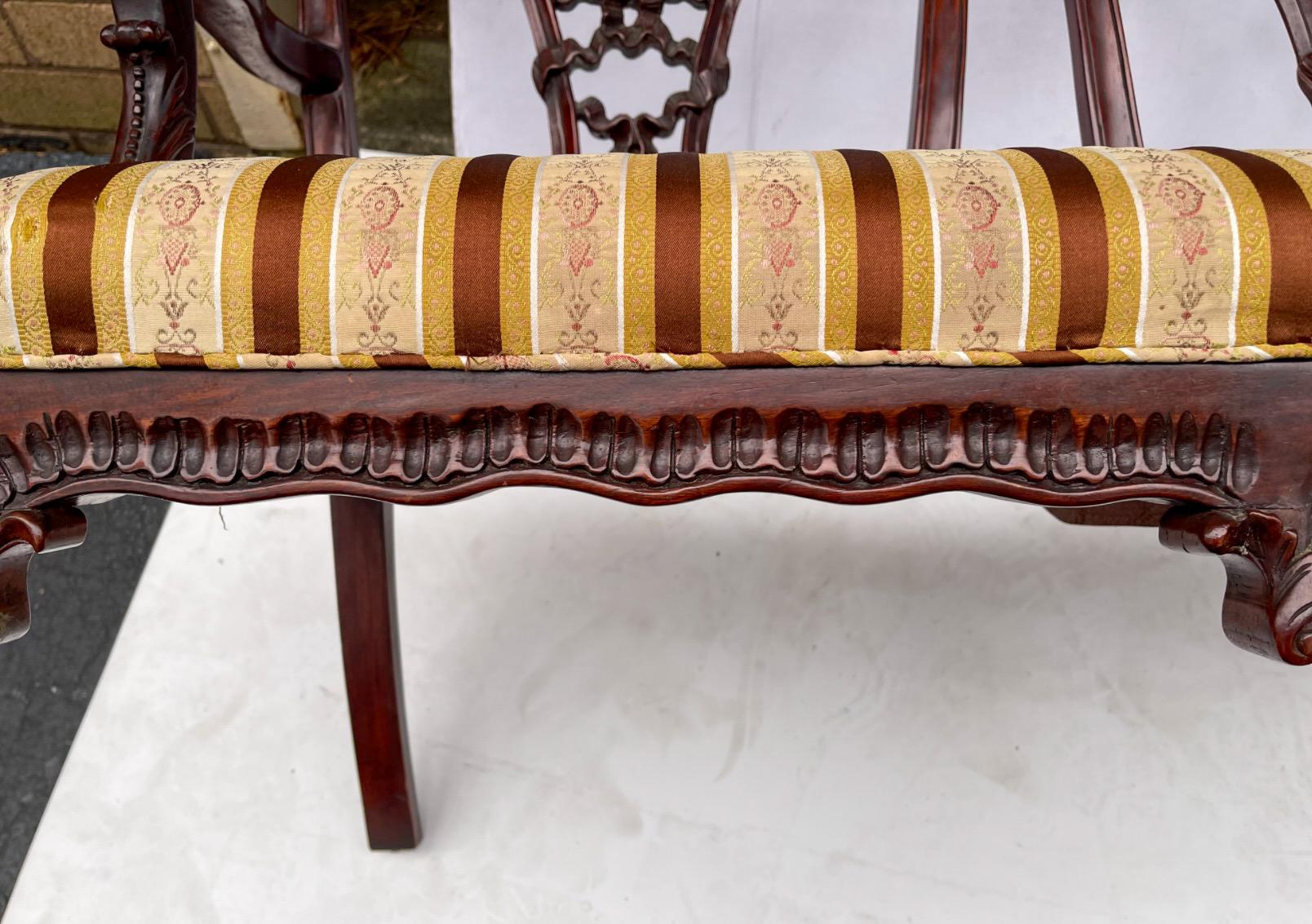Early 20th-C. English Chinese Chippendale Style Carved Mahogany Settee / Bench  For Sale 1