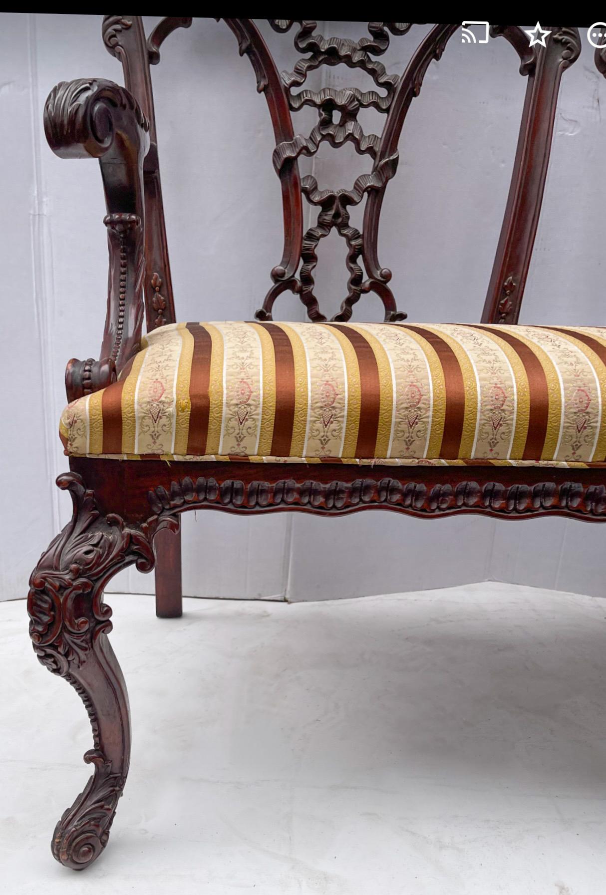 Early 20th-C. English Chinese Chippendale Style Carved Mahogany Settee / Bench  For Sale 2