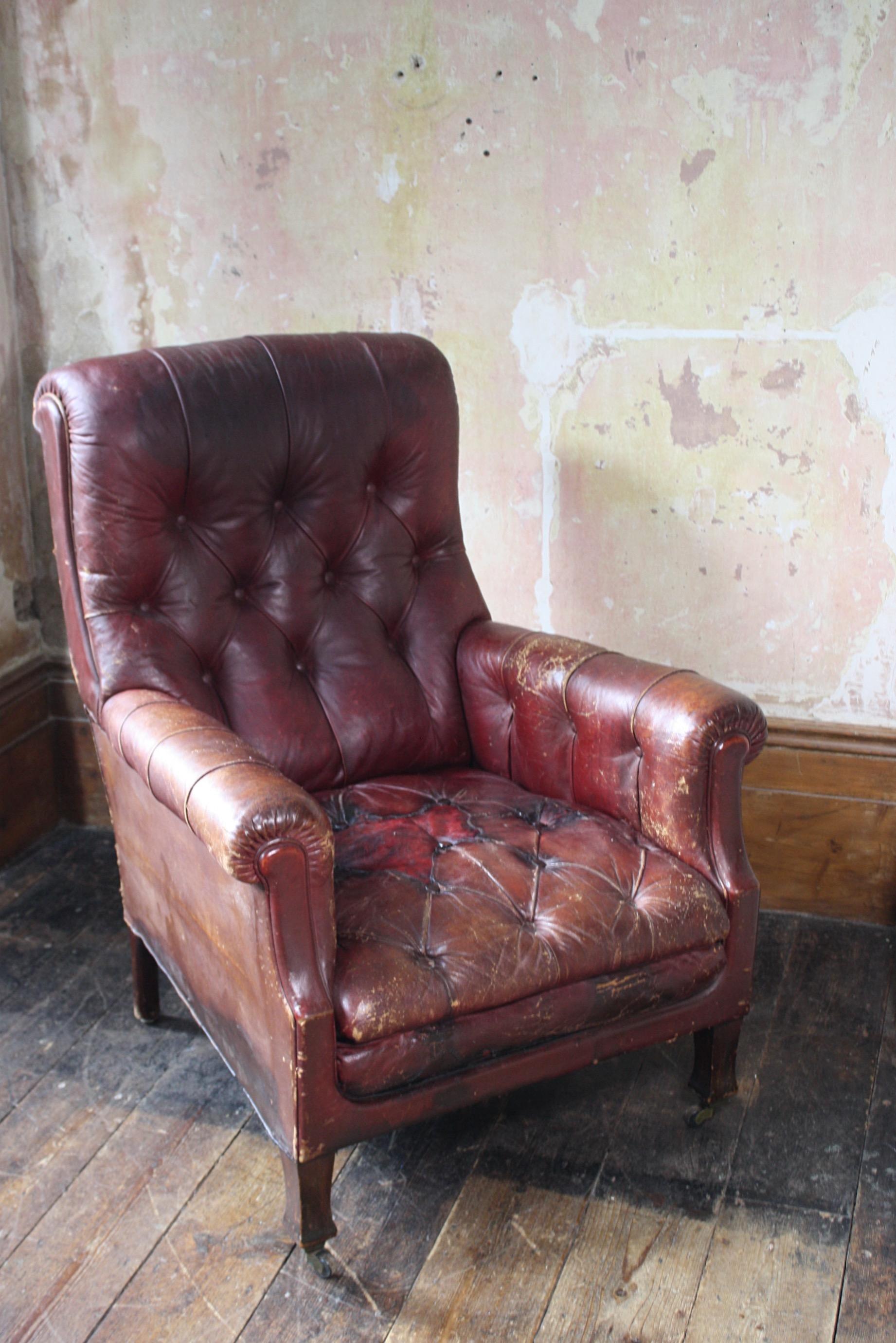 Sillón abotonado de cuero rojo granate estilo casa de campo inglesa de principios del siglo XX 6