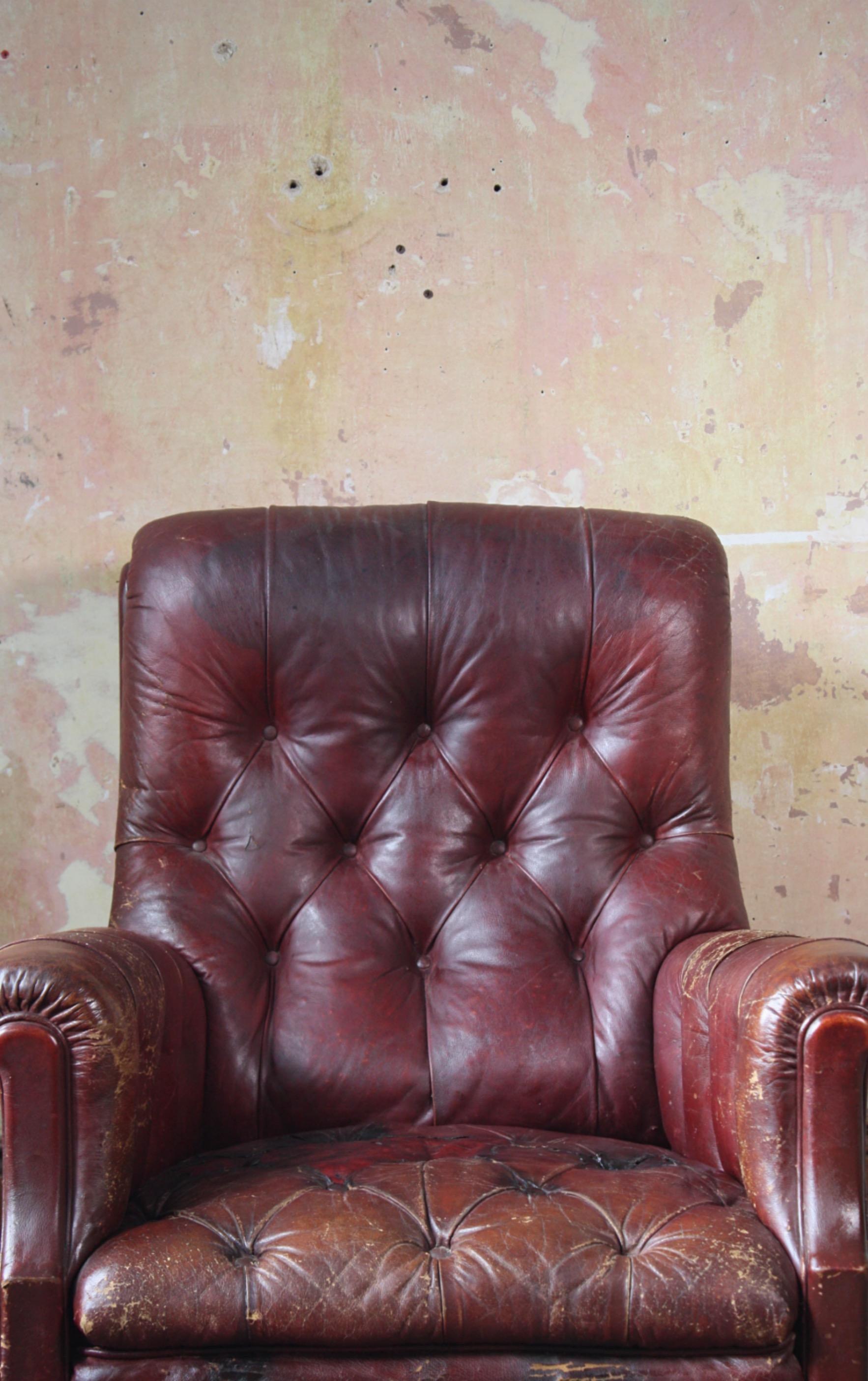 Early 20th C English Country House Style Red Maroon Leather Buttoned Armchair For Sale 8