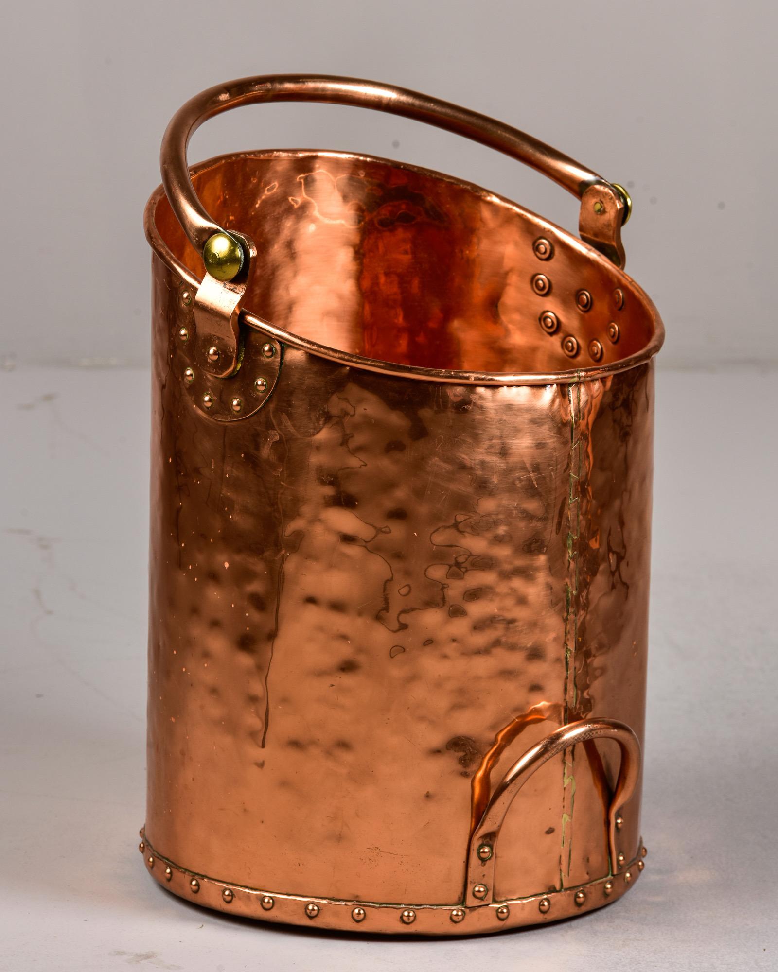 Early 20th C English Heavy Gauge Hammered Copper Coal Scuttle Bucket In Good Condition In Troy, MI
