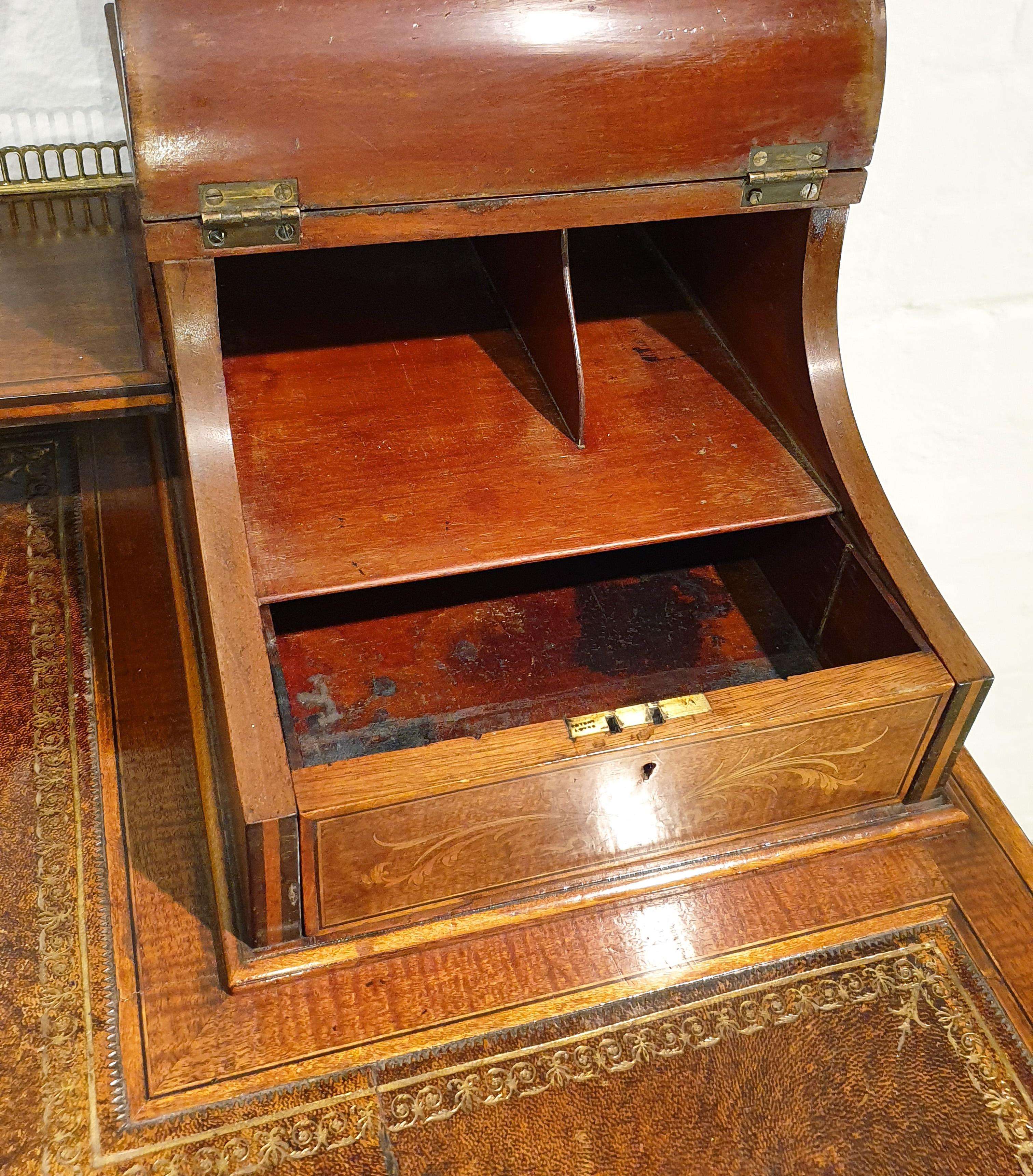 Early 20th Century English Mahogany Inlaid Writing Desk 1