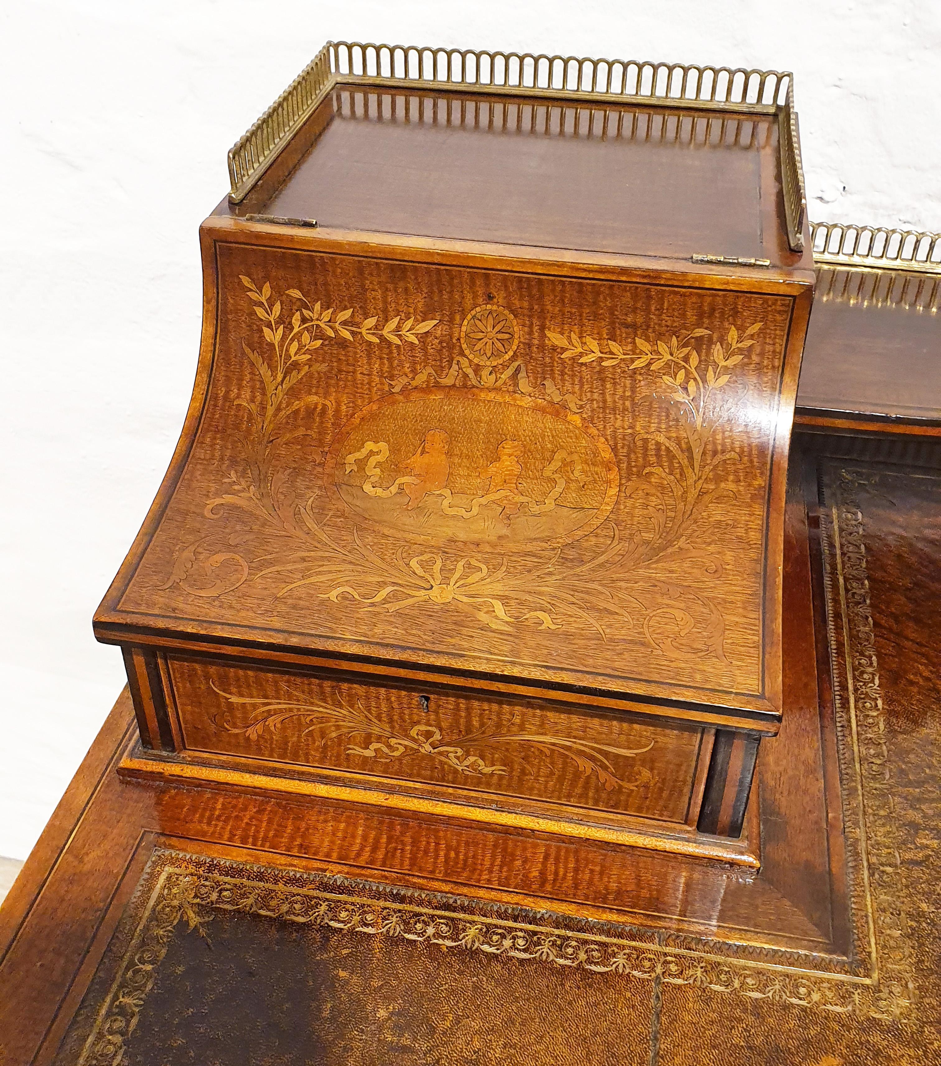 Early 20th Century English Mahogany Inlaid Writing Desk 2