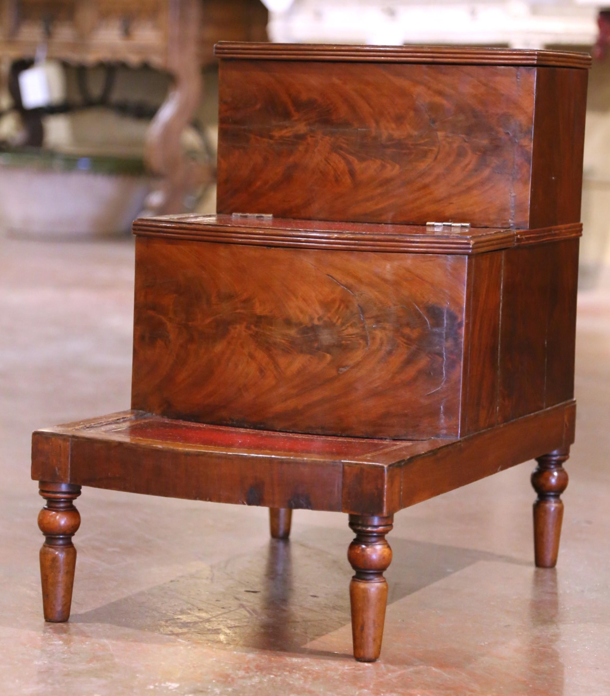 Añade sofisticación y encanto funcional a tu interior con este elegante conjunto de peldaños eduardianos para biblioteca. Fabricada en Inglaterra hacia 1920, la escalera de tres peldaños está hecha de caoba ricamente labrada y presenta las elegantes