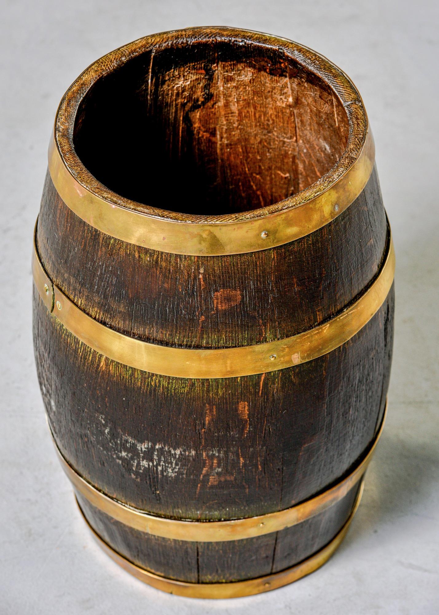 Primitif Baril en chêne anglais du début du XXe siècle avec quatre bandes en laiton en vente