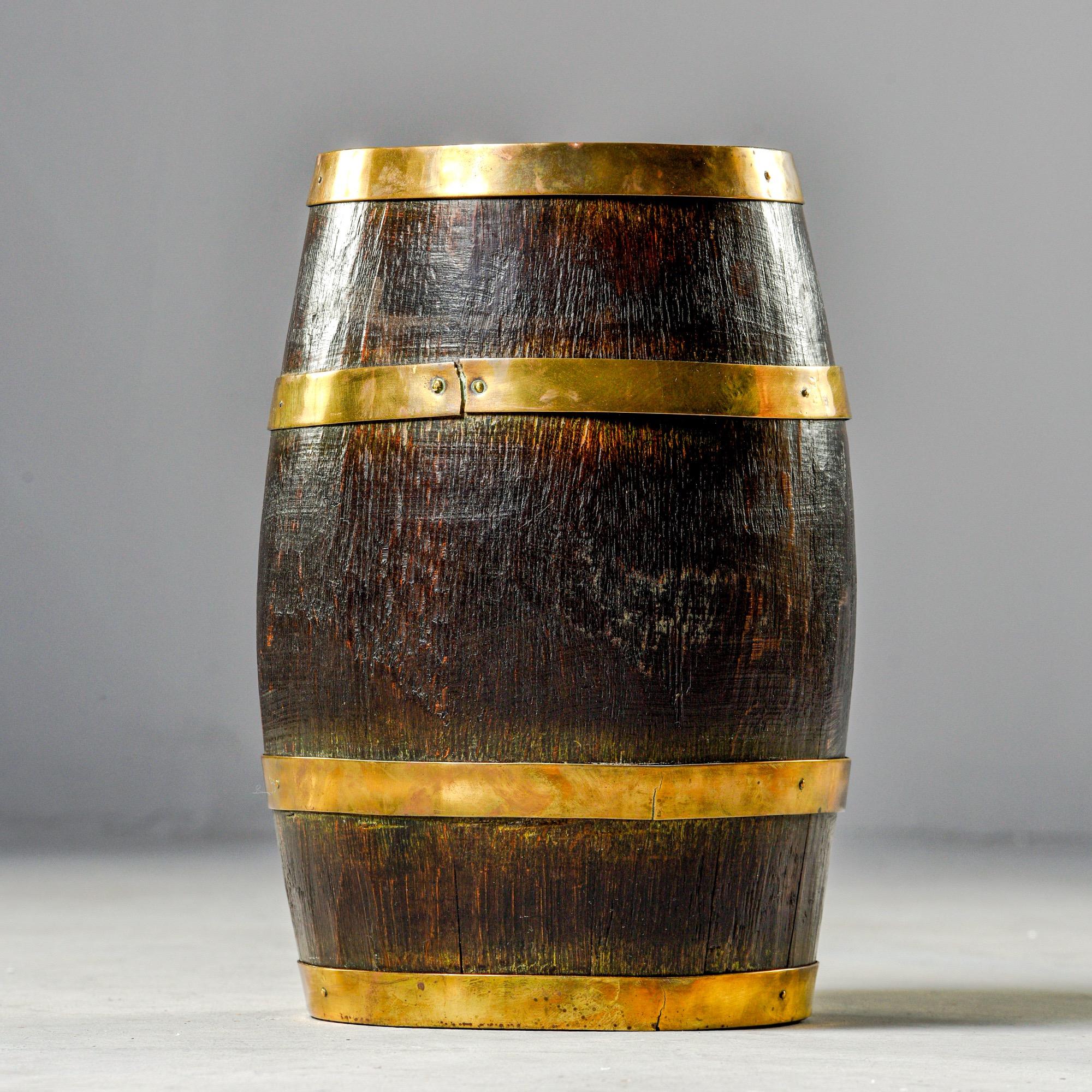 Barile di Oak inglese dei primi del Novecento con quattro bande di ottone in vendita 1