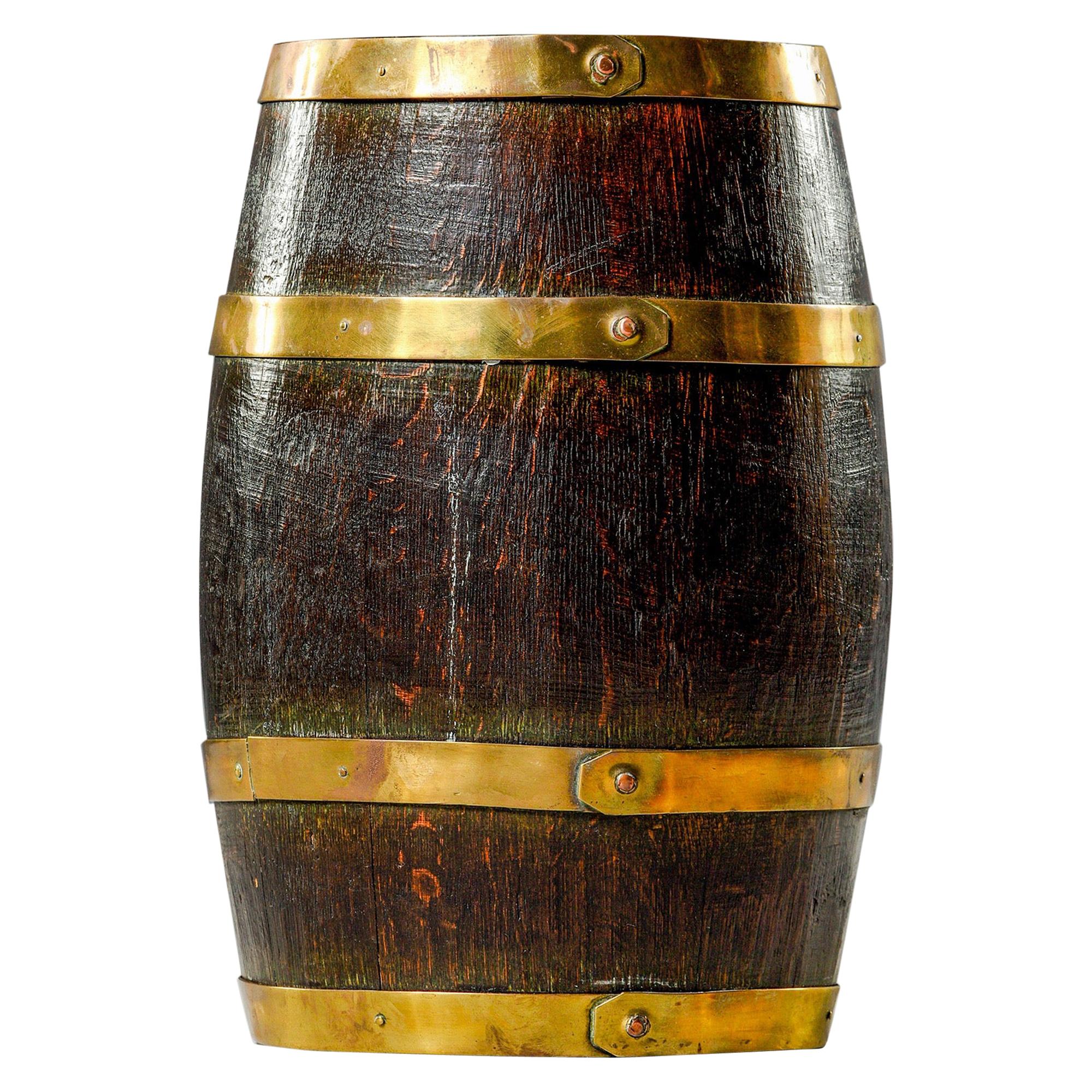 Early 20th Century English Oak Barrel with Four Brass Bands For Sale